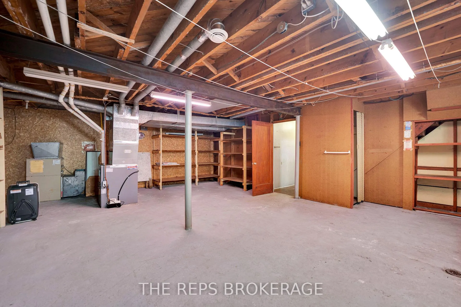 Photo 32 of 301 Knox Crescent, Ottawa, Riverview Park — HOMEH