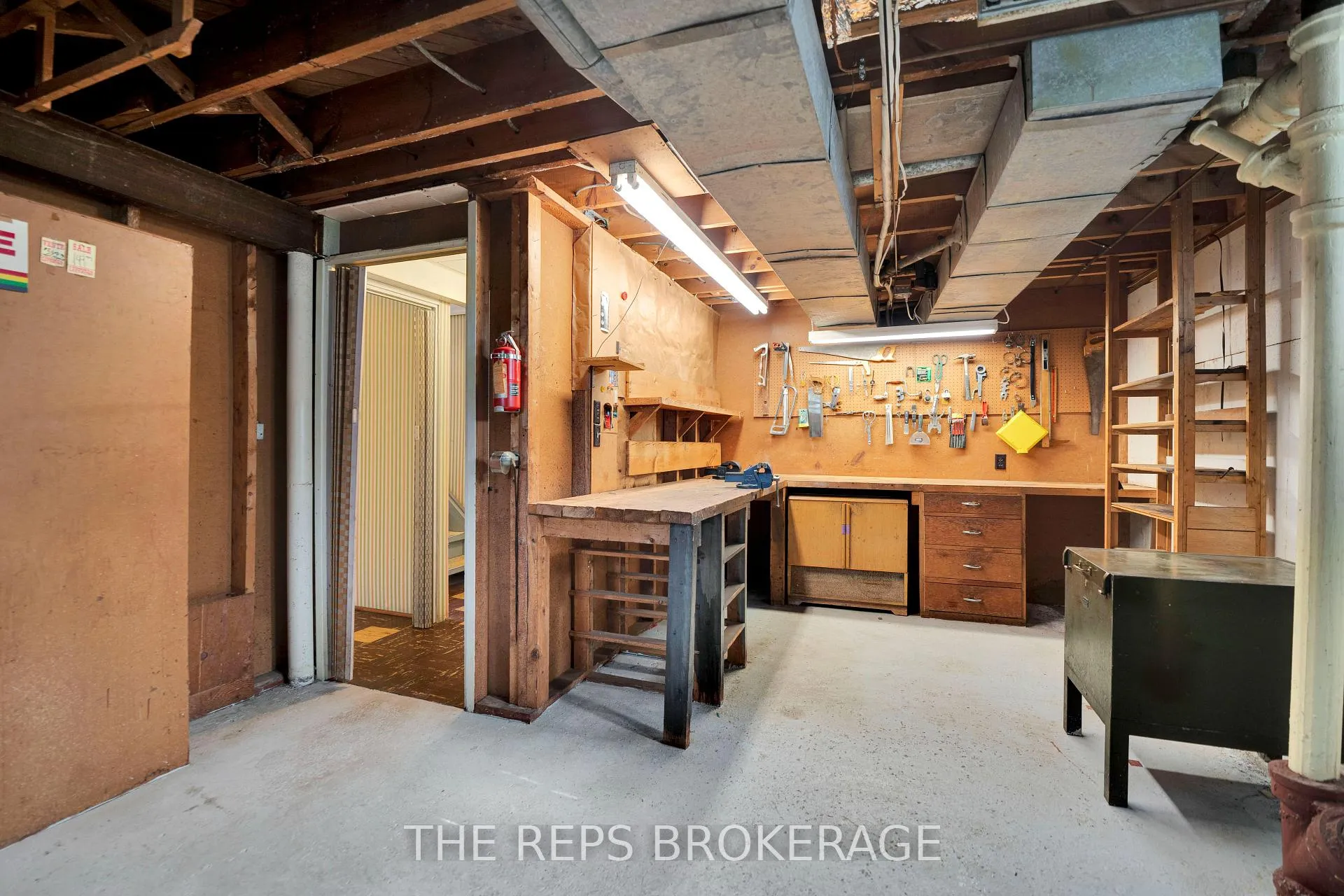 Photo 33 of 301 Knox Crescent, Ottawa, Riverview Park — HOMEH