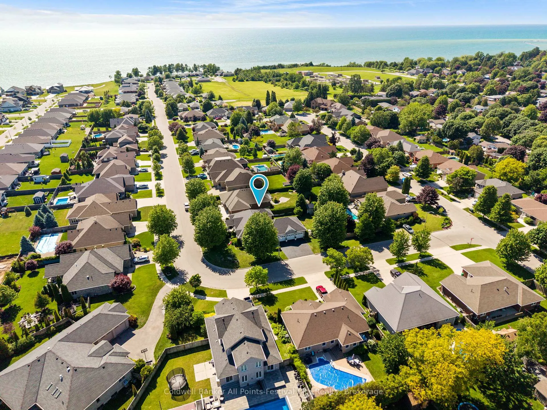 Photo 3 of 136 Bethune Crescent, Goderich, Goderich (Town) — HOMEH