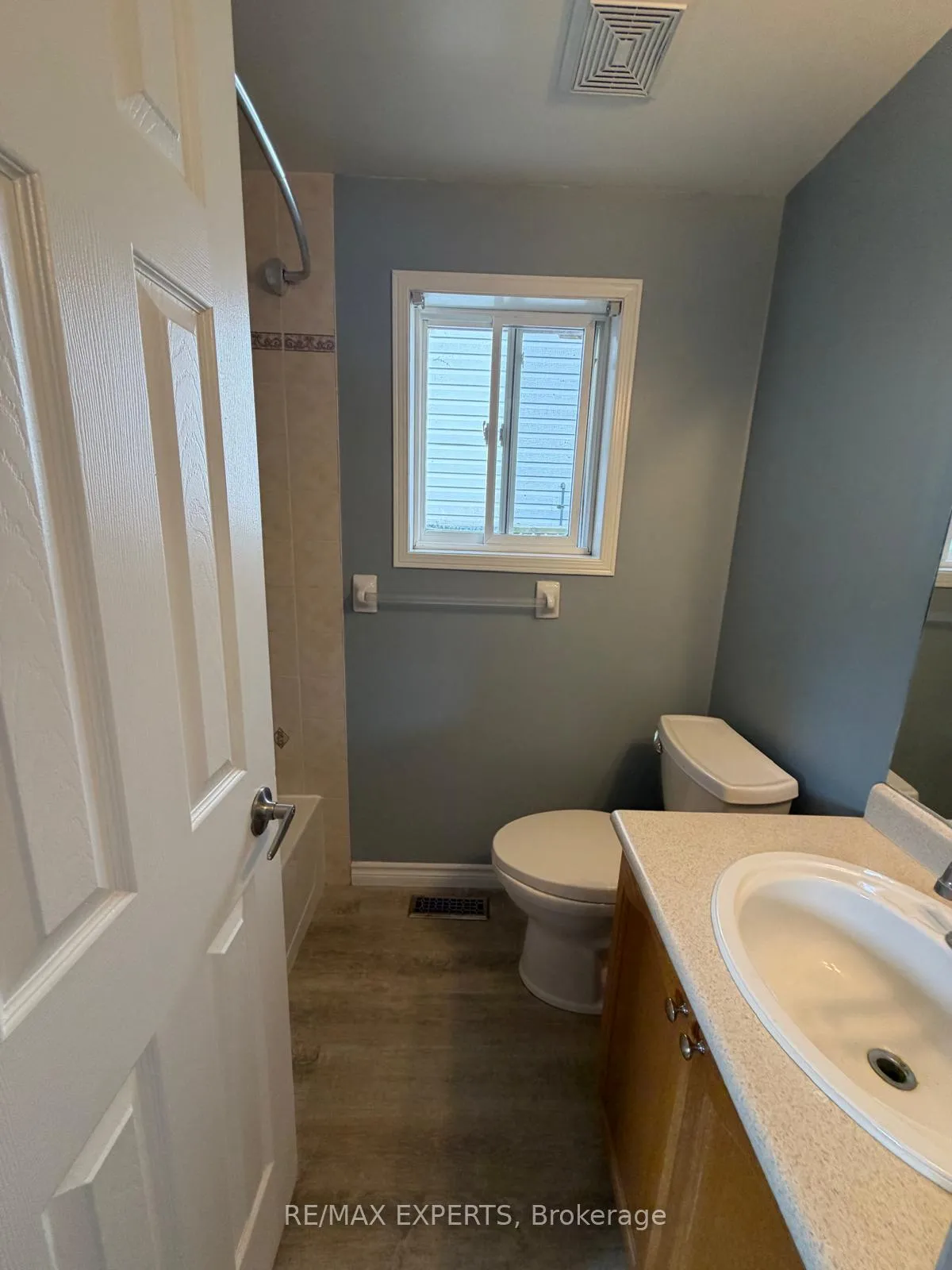 Photo 3 of Unit Upper, 4 Ambler Byway, Barrie, Georgian Drive — HOMEH
