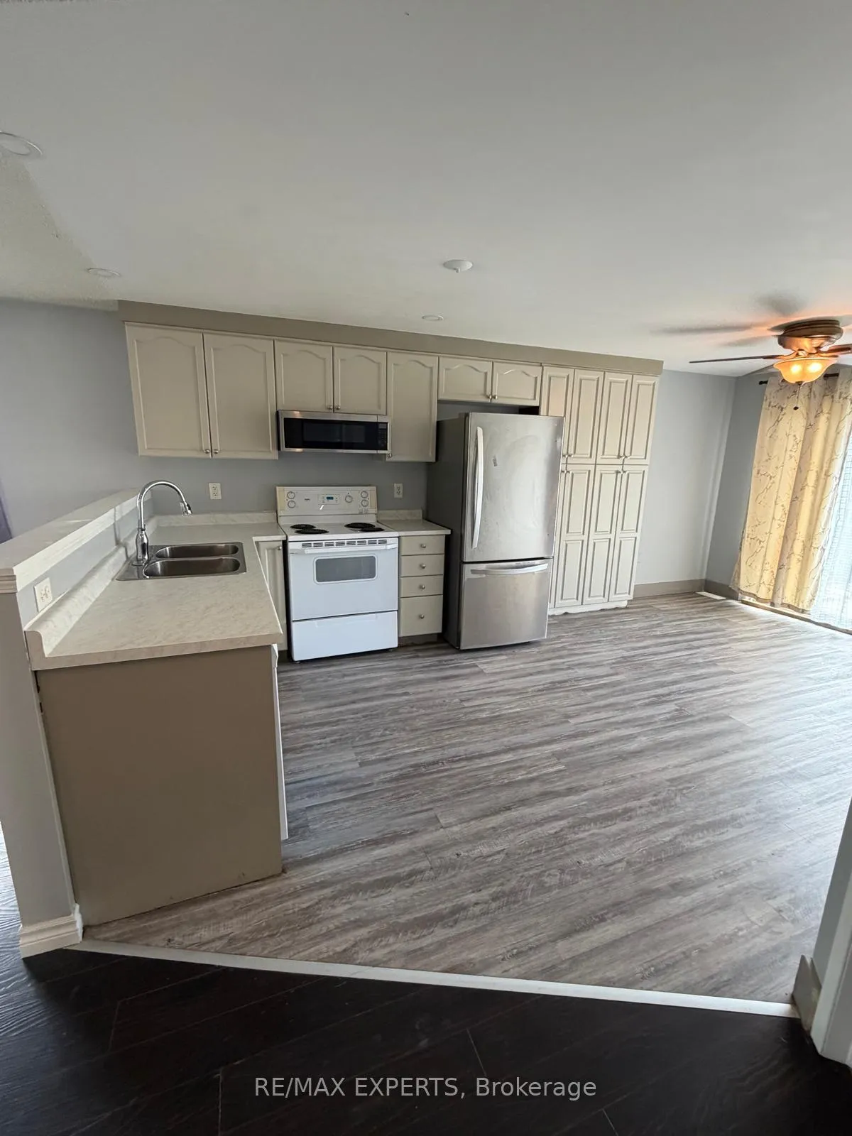 Photo 5 of Unit Upper, 4 Ambler Byway, Barrie, Georgian Drive — HOMEH