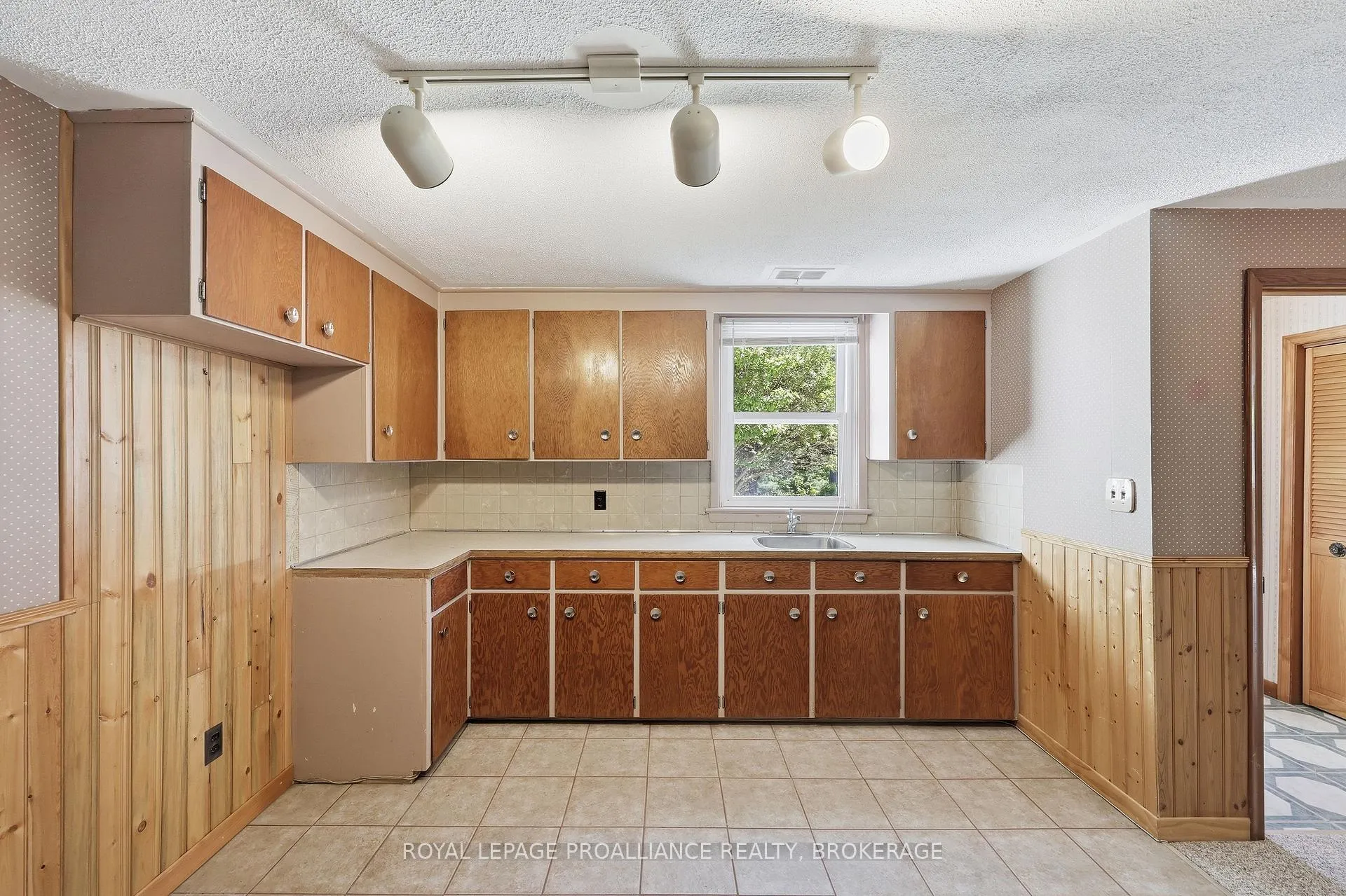 Photo 35 of 4756 Bath Road, Loyalist, Lennox and Addington - South — HOMEH