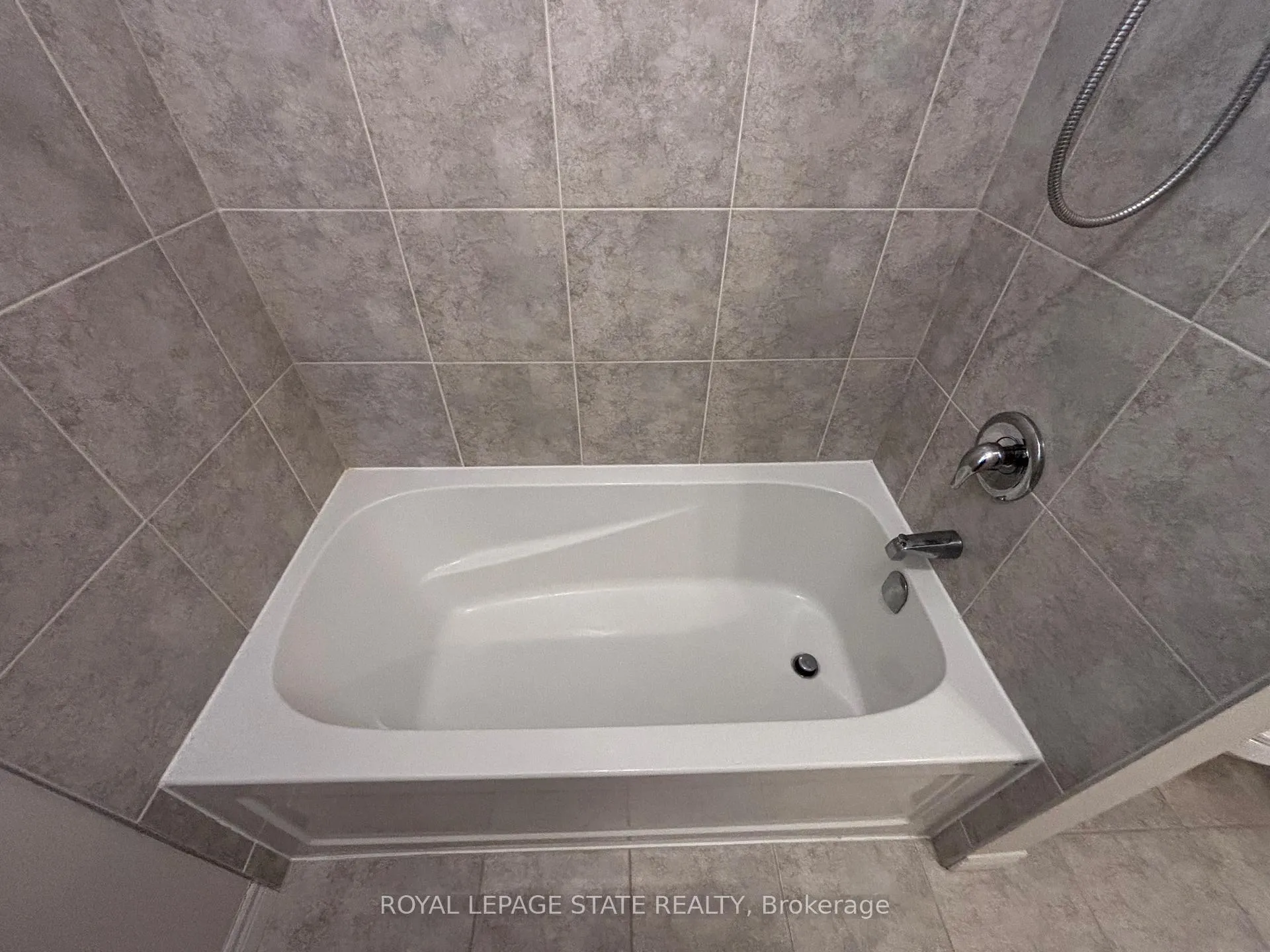 Photo 16 of 419 Macintosh Drive, Hamilton, Stoney Creek — HOMEH