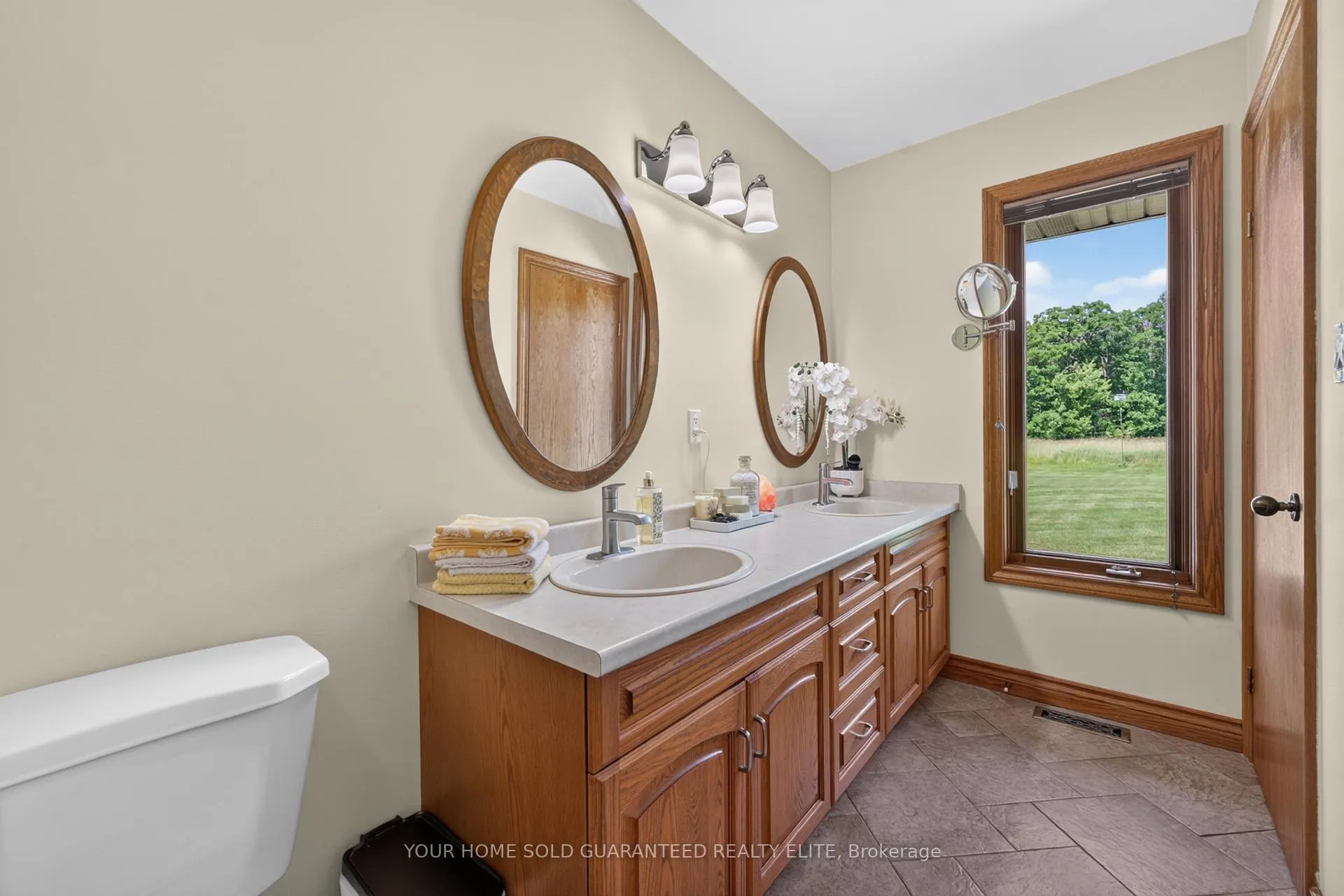 Photo 12 of 398 Mountain Road, Grimsby, Grimsby Escarpment — HOMEH