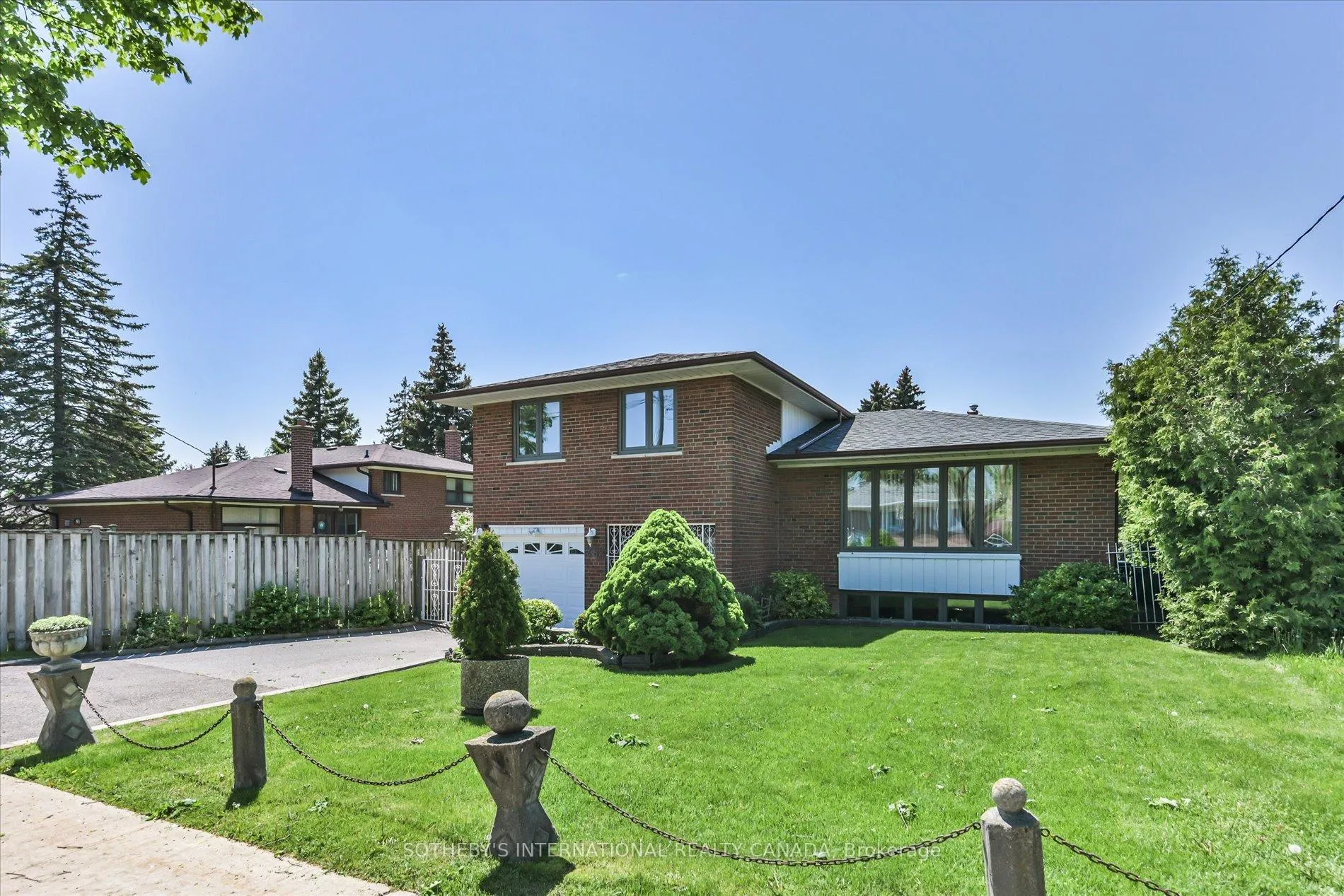 Photo 2 of 283 Derrydown Road, North York, York University Heights — HOMEH