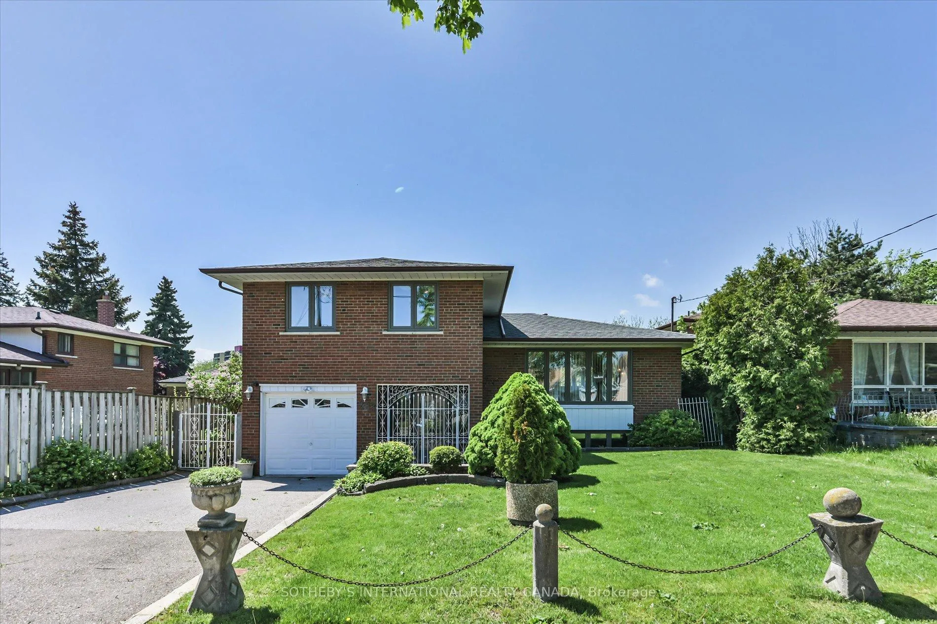 Photo 3 of 283 Derrydown Road, North York, York University Heights — HOMEH