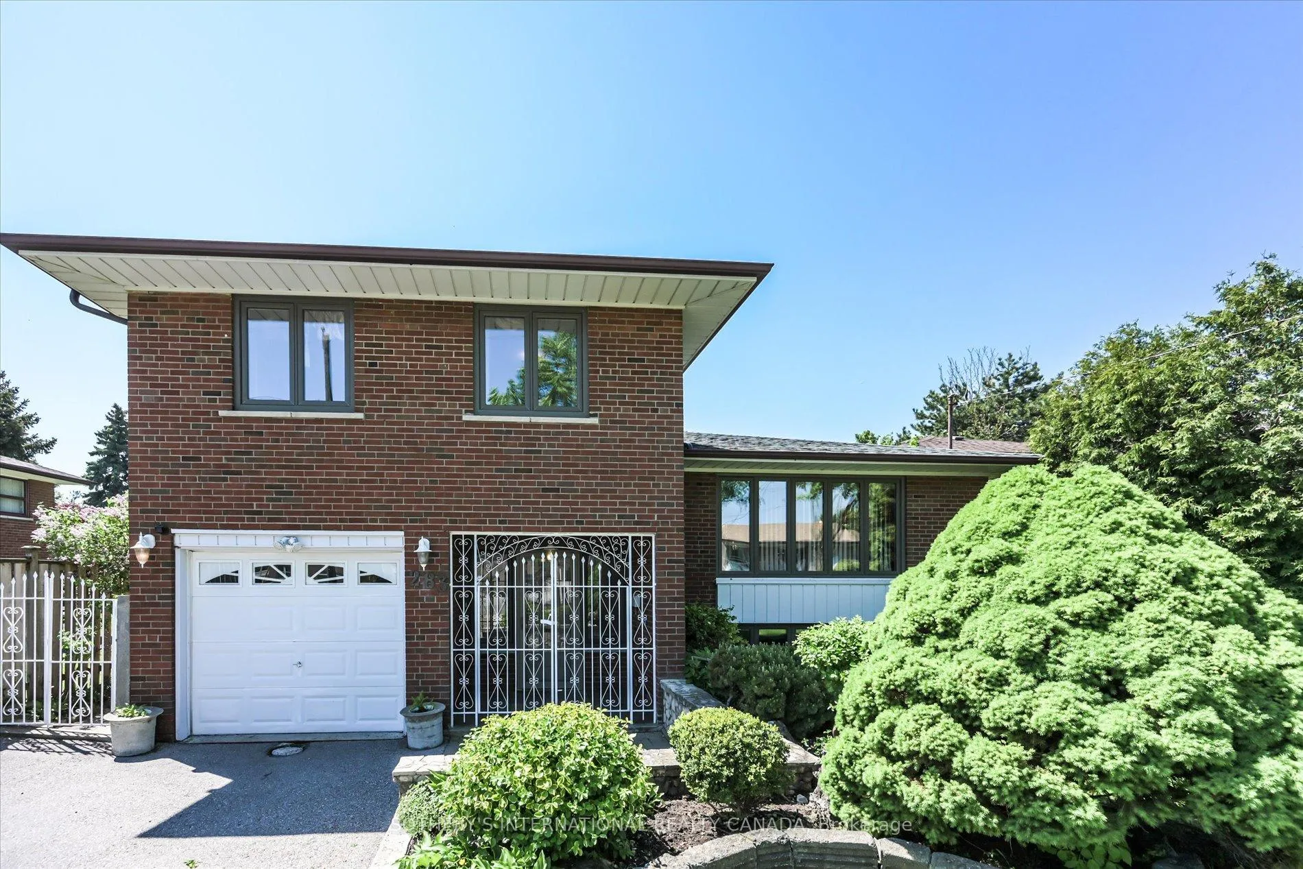 Photo 4 of 283 Derrydown Road, North York, York University Heights — HOMEH