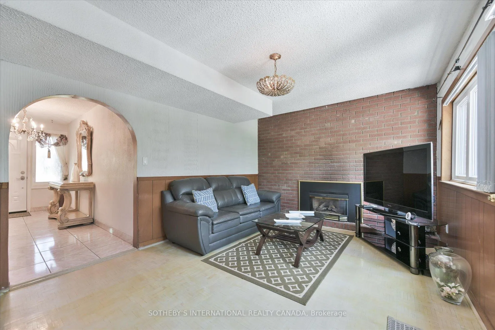 Photo 7 of 283 Derrydown Road, North York, York University Heights — HOMEH