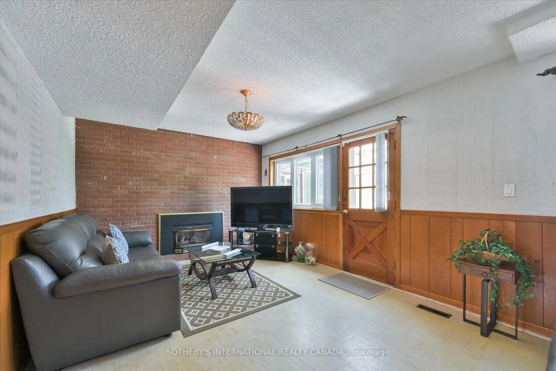 Photo 8 of 283 Derrydown Road, North York, York University Heights — HOMEH