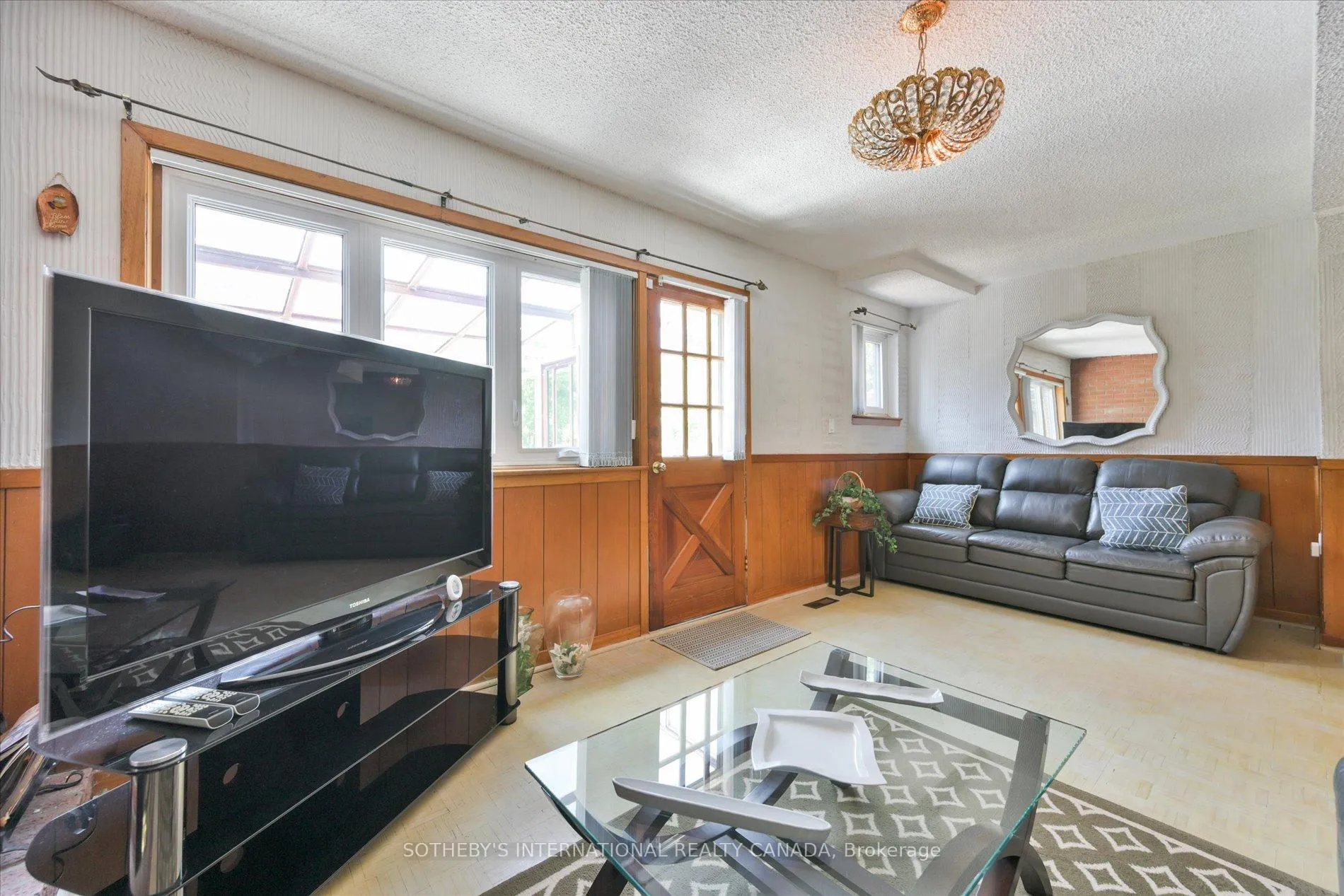 Photo 9 of 283 Derrydown Road, North York, York University Heights — HOMEH