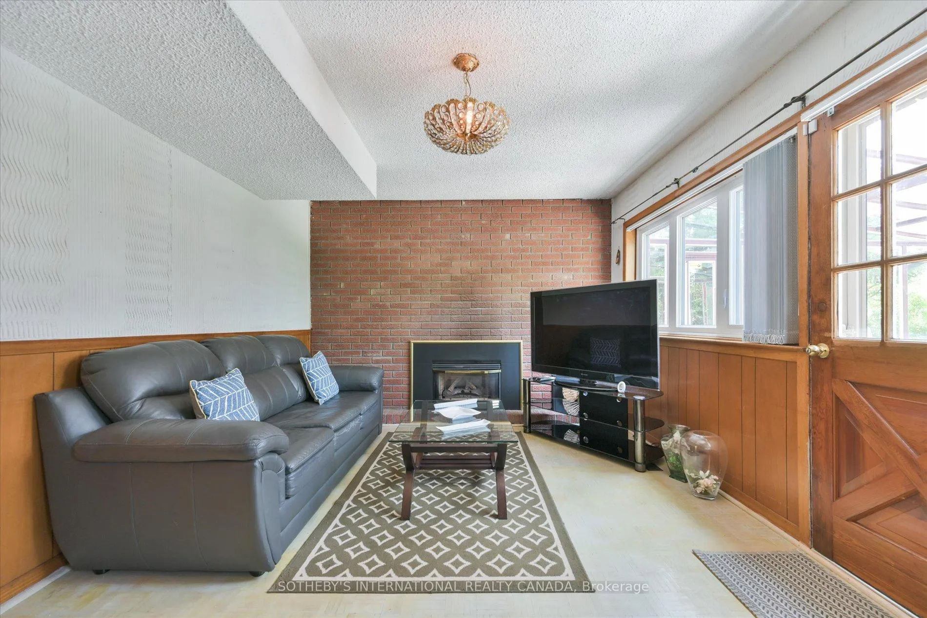 Photo 10 of 283 Derrydown Road, North York, York University Heights — HOMEH