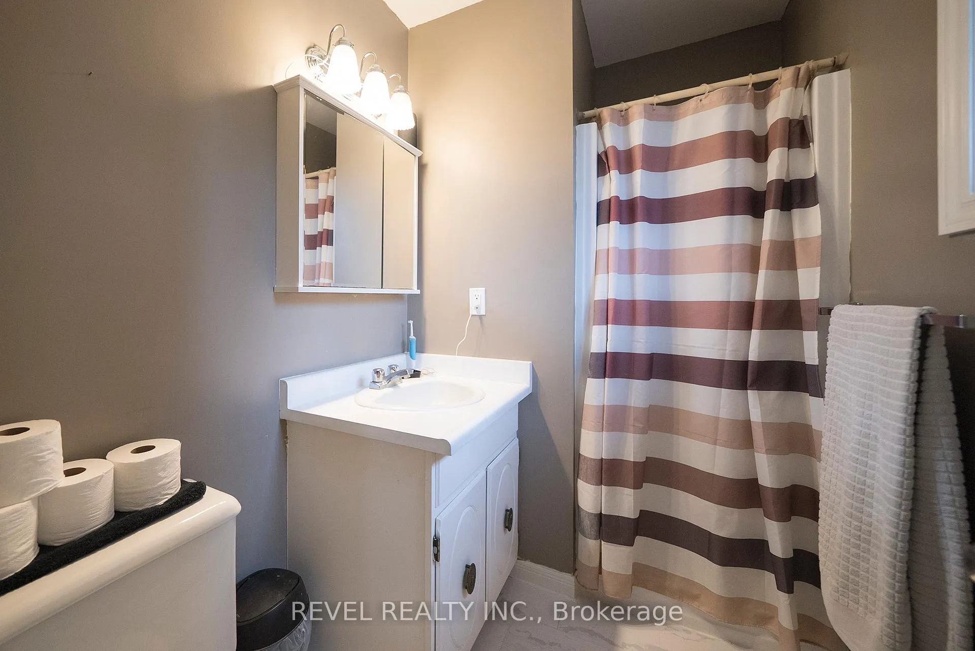 Photo 17 of 118 Greenfield Road, Brantford, Brier Park — HOMEH