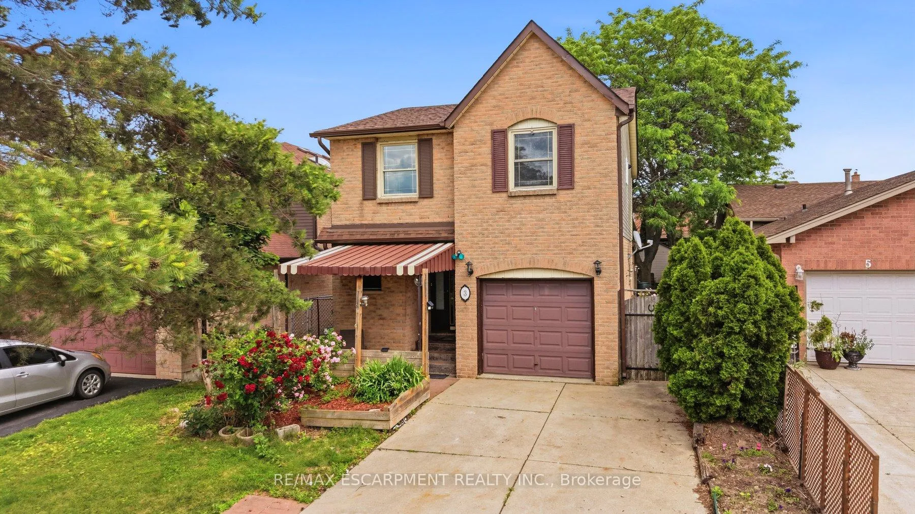 Photo 1 of 3 Twinoaks Crescent, Hamilton, Stoney Creek Mountain — HOMEH