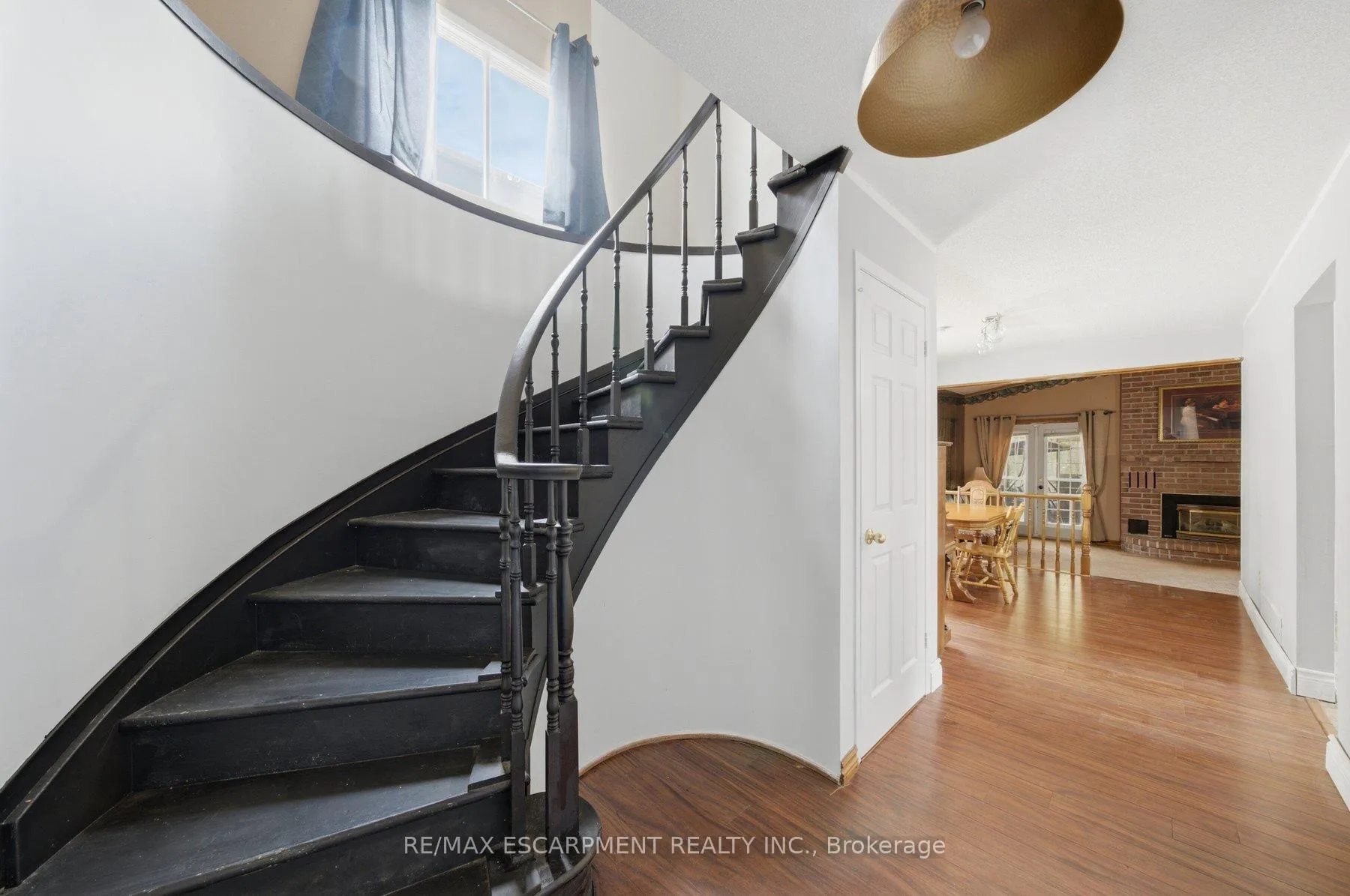 Photo 2 of 3 Twinoaks Crescent, Hamilton, Stoney Creek Mountain — HOMEH