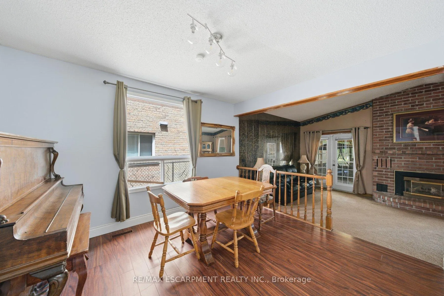 Photo 3 of 3 Twinoaks Crescent, Hamilton, Stoney Creek Mountain — HOMEH