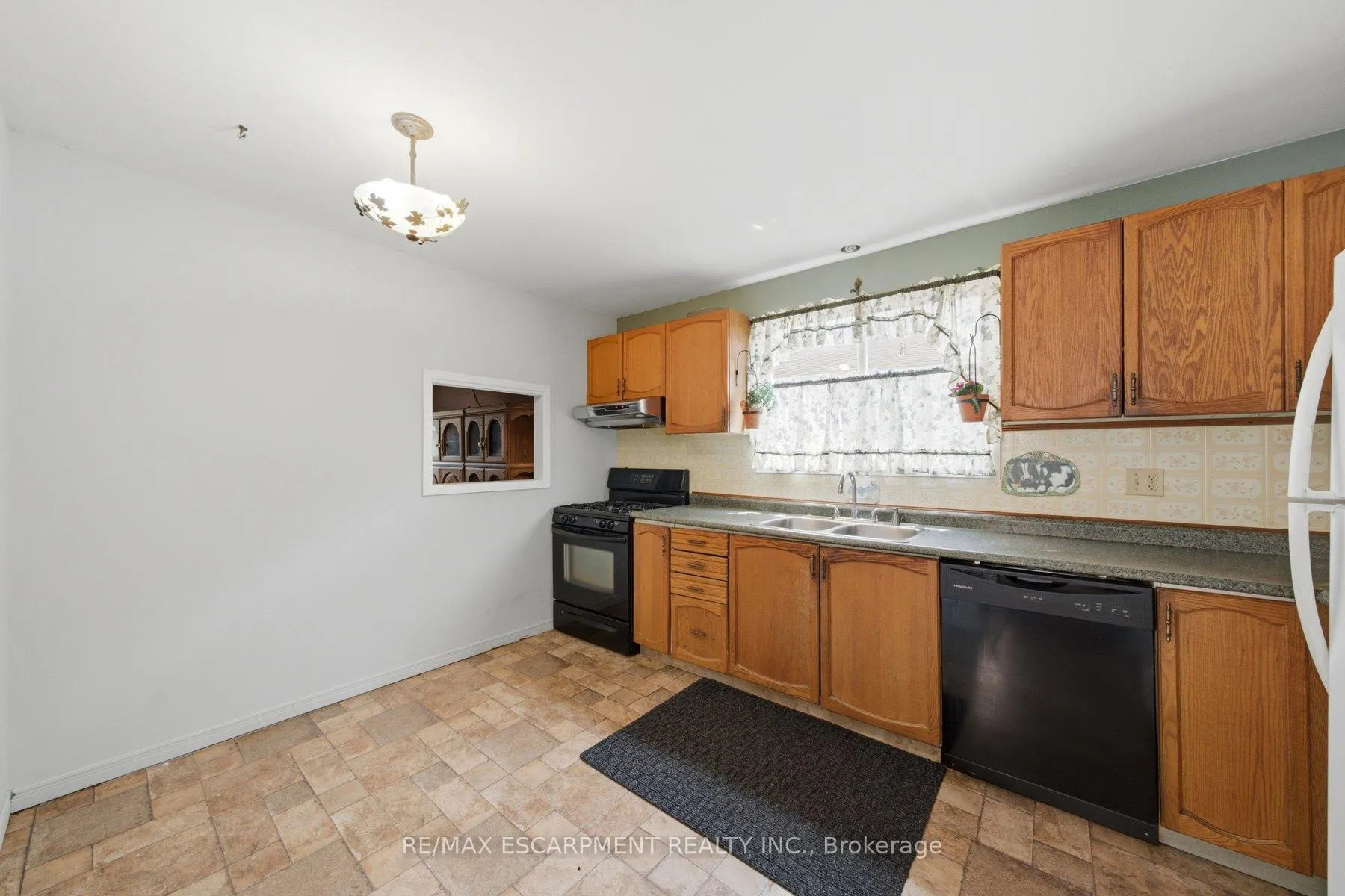 Photo 4 of 3 Twinoaks Crescent, Hamilton, Stoney Creek Mountain — HOMEH