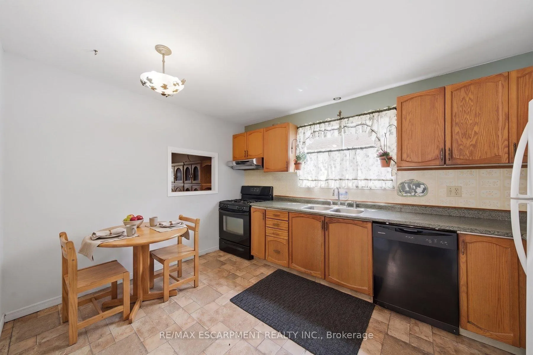 Photo 5 of 3 Twinoaks Crescent, Hamilton, Stoney Creek Mountain — HOMEH