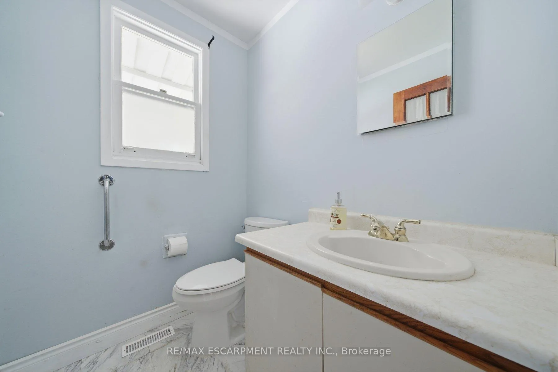 Photo 8 of 3 Twinoaks Crescent, Hamilton, Stoney Creek Mountain — HOMEH