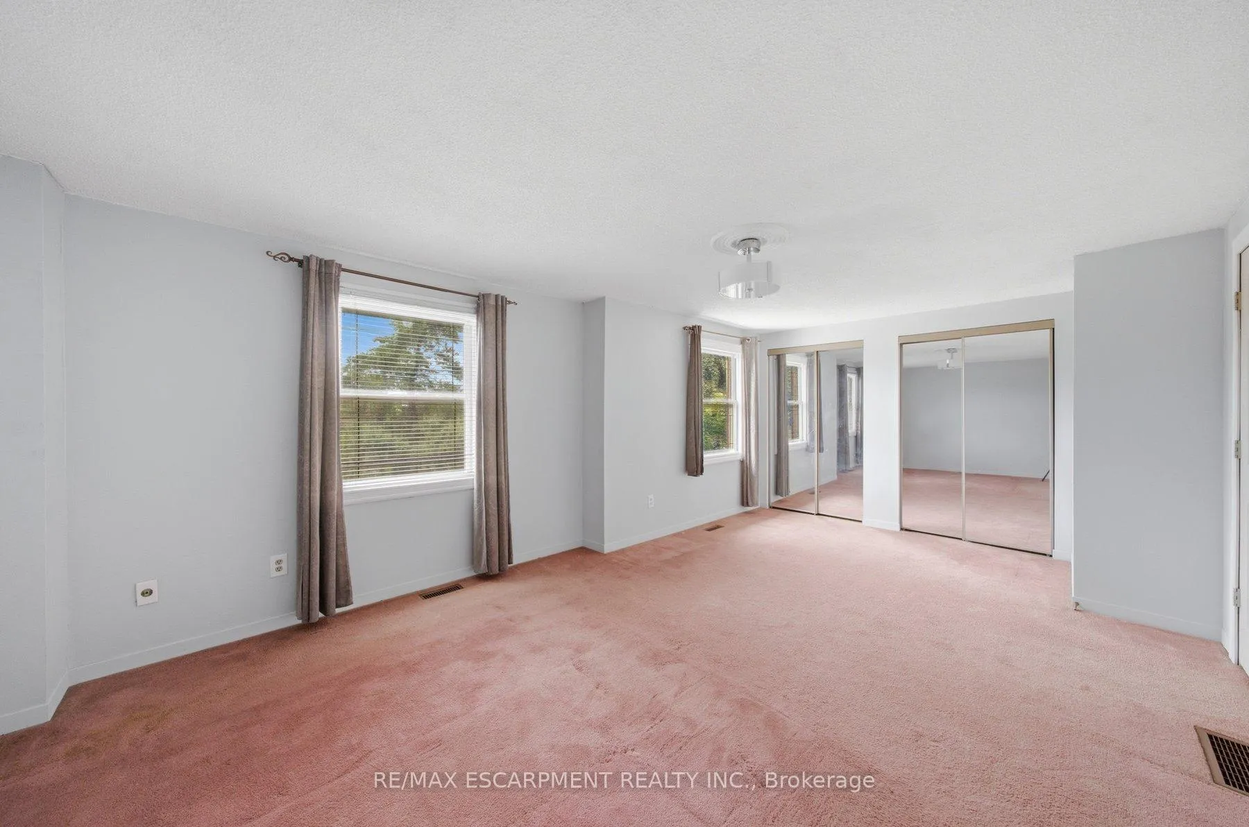 Photo 9 of 3 Twinoaks Crescent, Hamilton, Stoney Creek Mountain — HOMEH