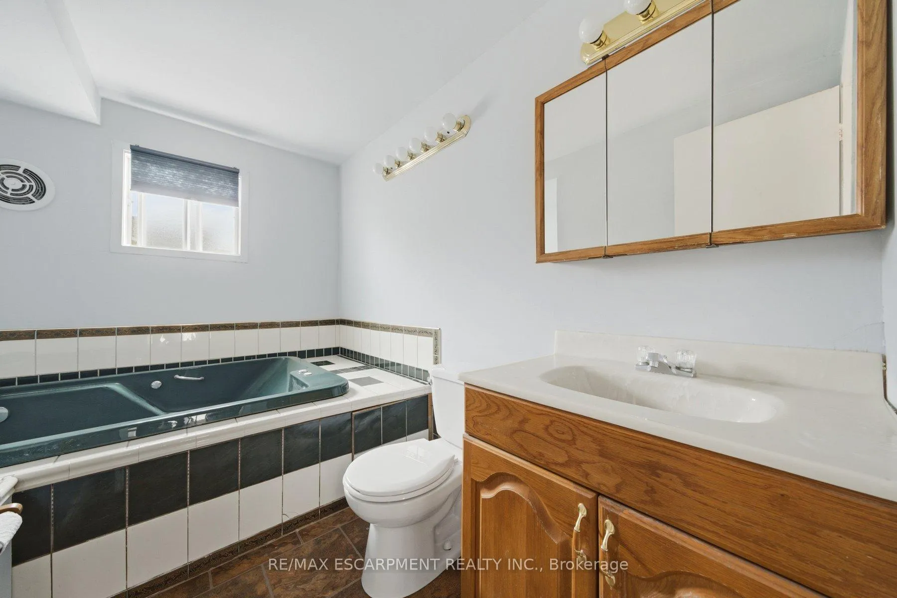 Photo 11 of 3 Twinoaks Crescent, Hamilton, Stoney Creek Mountain — HOMEH