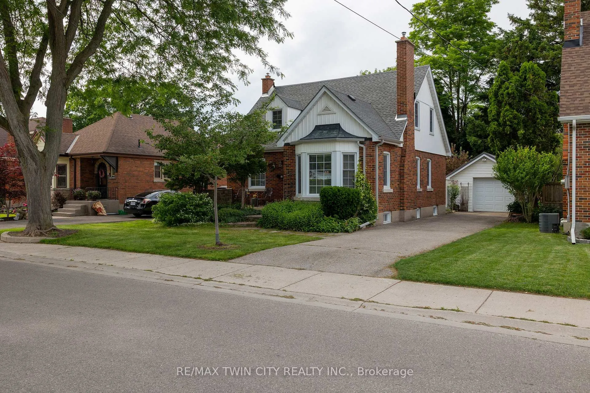 Photo 2 of 21 Baldwin Avenue, Brantford — HOMEH