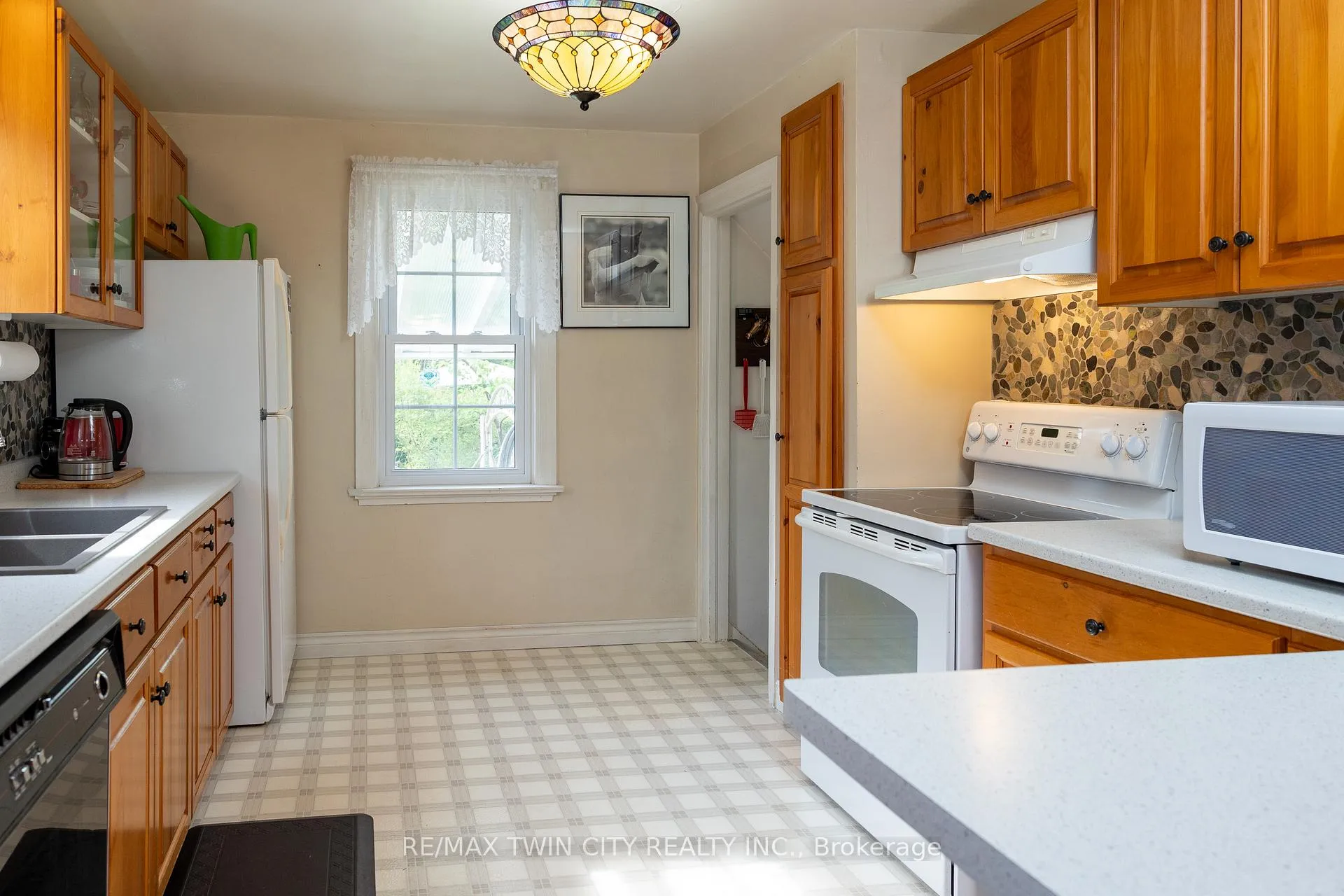 Photo 14 of 21 Baldwin Avenue, Brantford — HOMEH