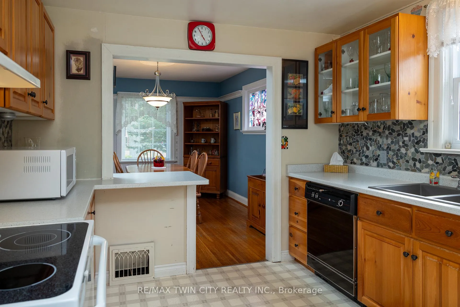 Photo 15 of 21 Baldwin Avenue, Brantford — HOMEH