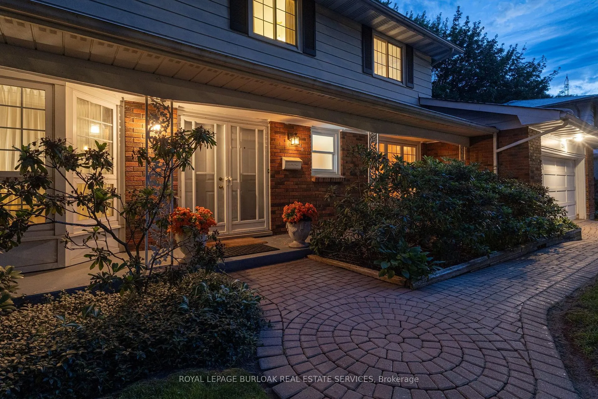 Photo 3 of 258 Camelot Drive, Burlington, Shoreacres — HOMEH