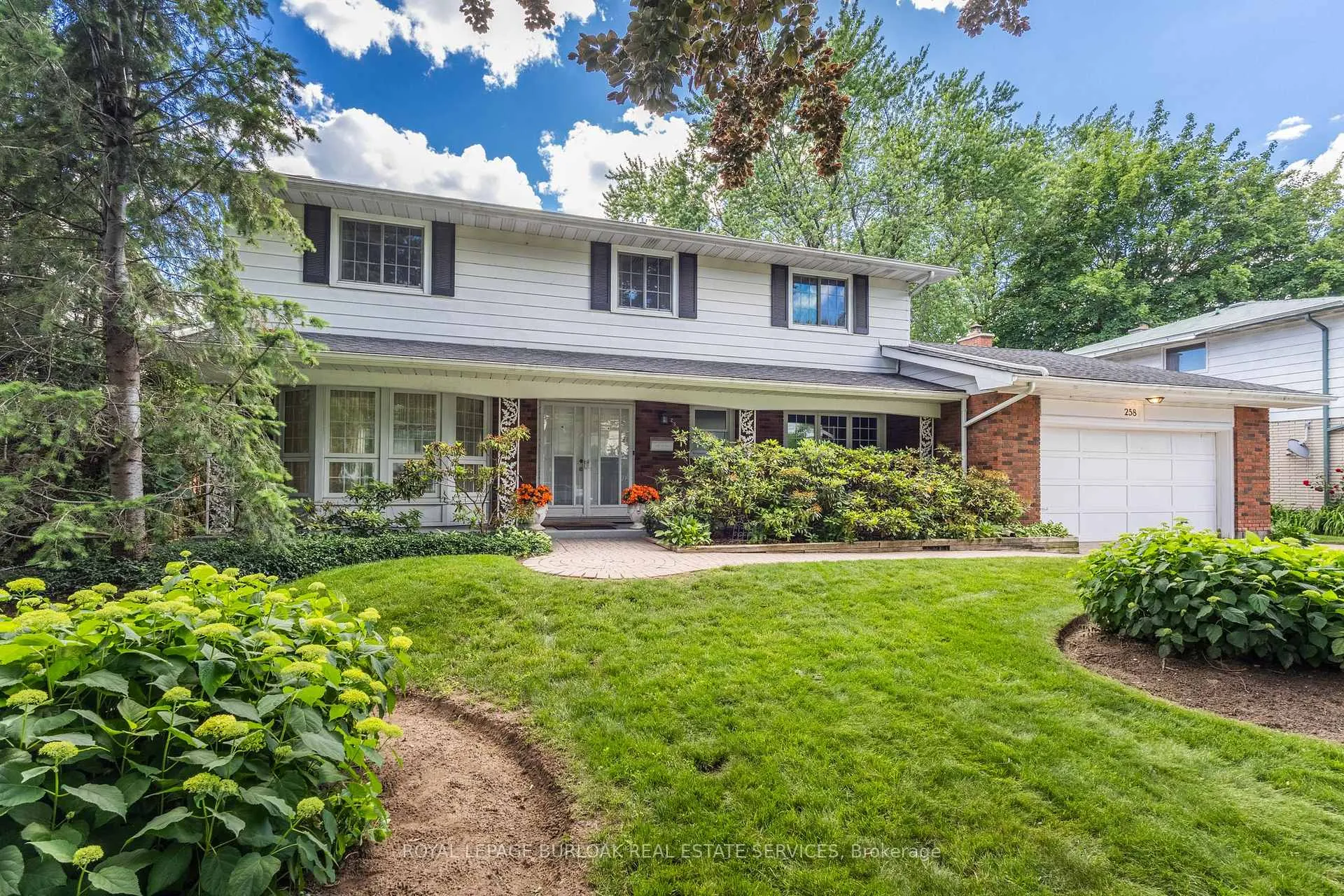 Photo 4 of 258 Camelot Drive, Burlington, Shoreacres — HOMEH