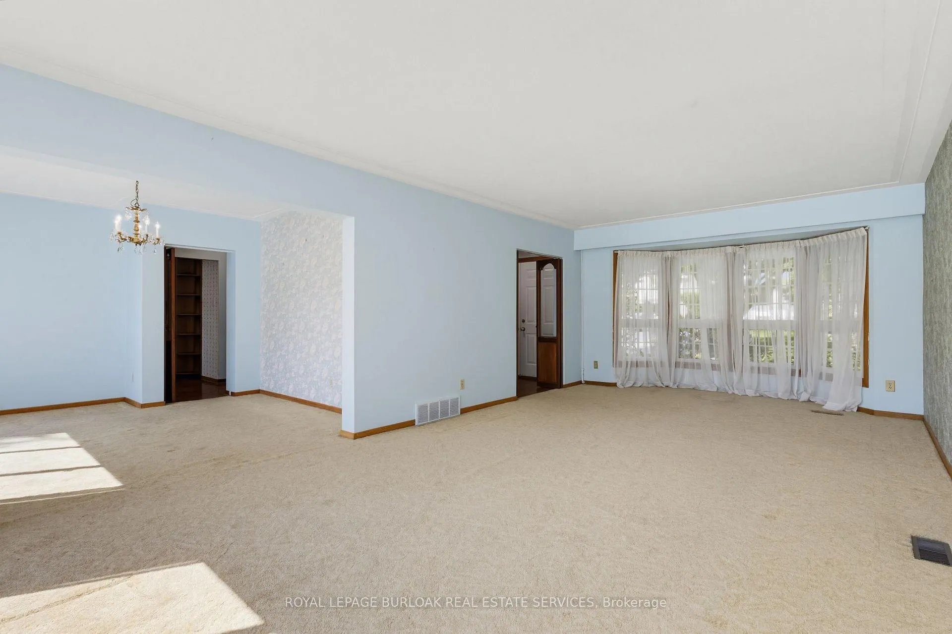 Photo 12 of 258 Camelot Drive, Burlington, Shoreacres — HOMEH