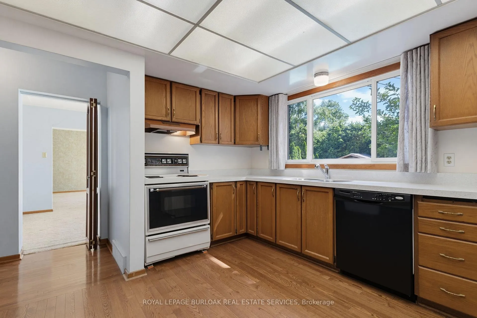 Photo 17 of 258 Camelot Drive, Burlington, Shoreacres — HOMEH