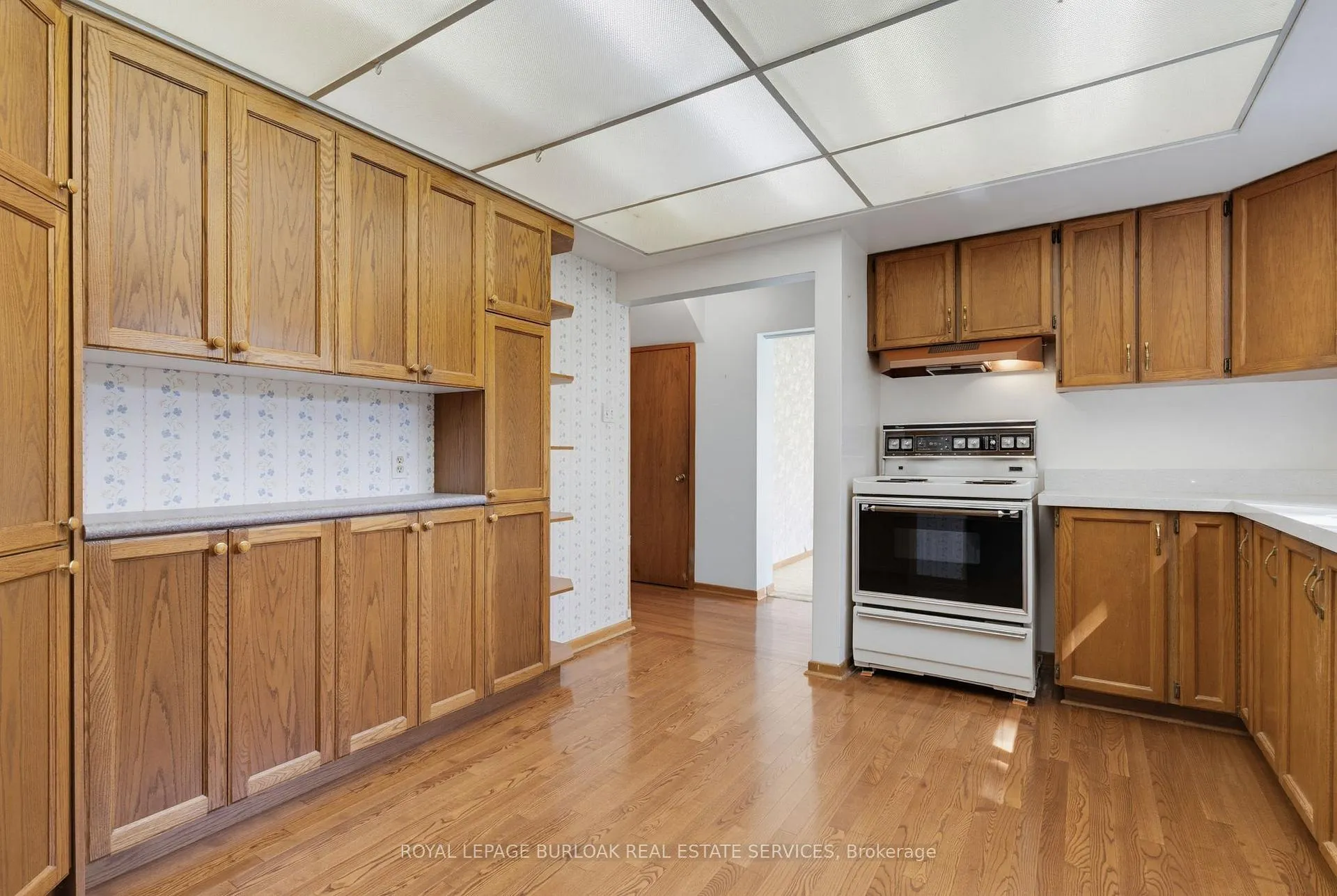 Photo 18 of 258 Camelot Drive, Burlington, Shoreacres — HOMEH