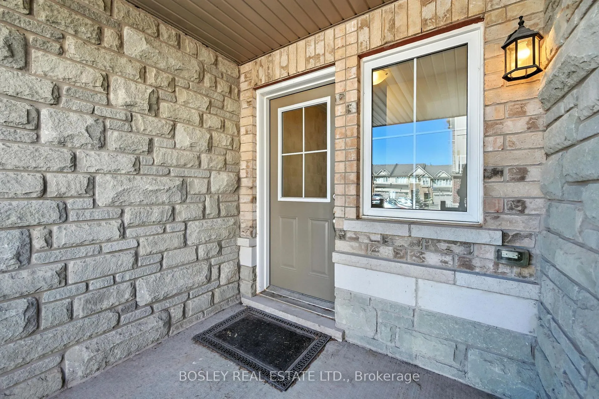 Photo 3 of 5016 Desantis Drive, Lincoln, Beamsville — HOMEH