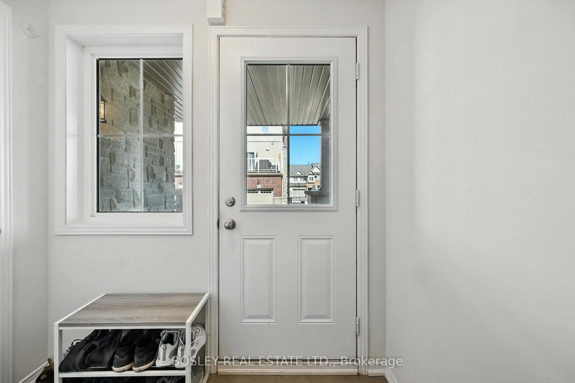 Photo 4 of 5016 Desantis Drive, Lincoln, Beamsville — HOMEH