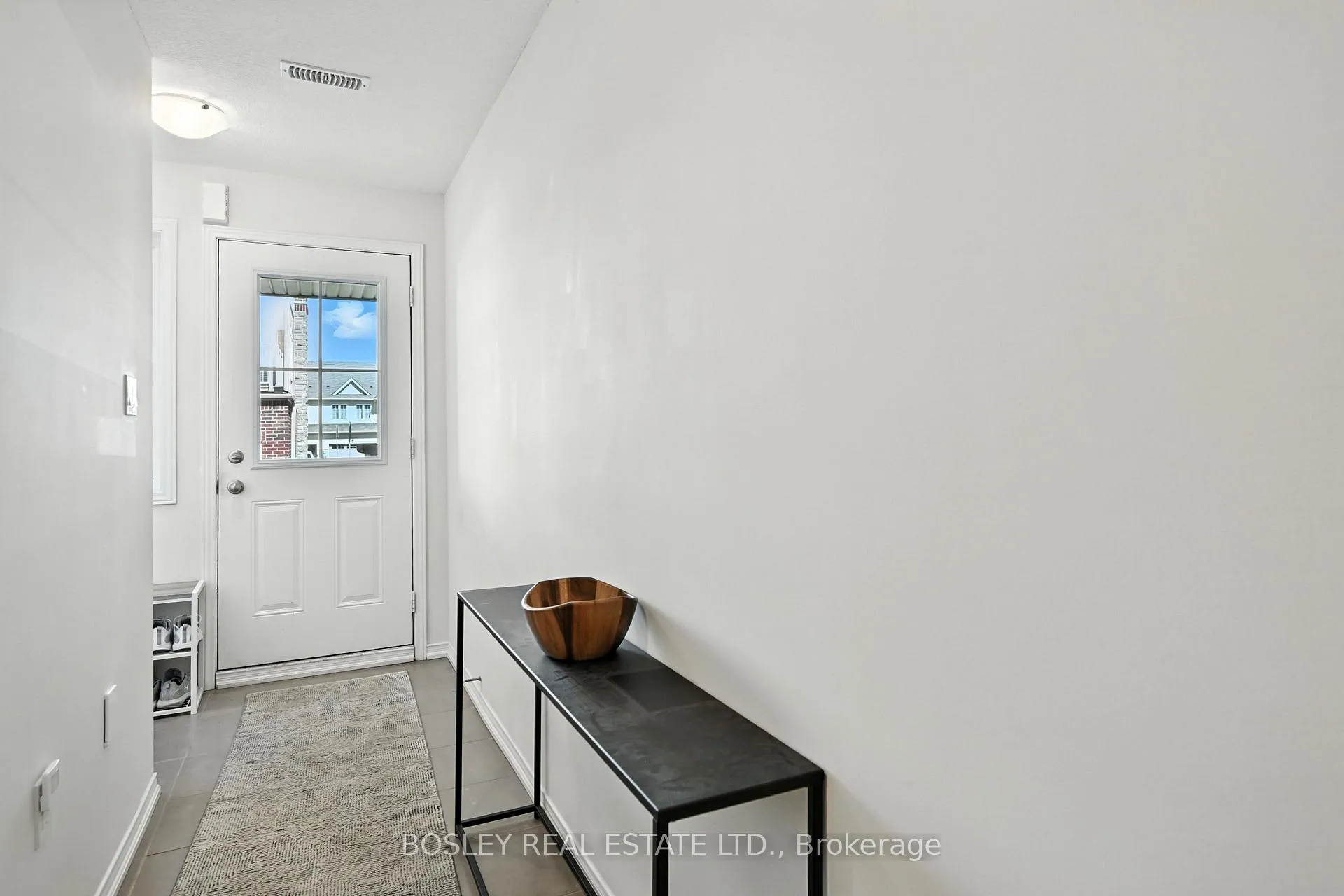 Photo 5 of 5016 Desantis Drive, Lincoln, Beamsville — HOMEH