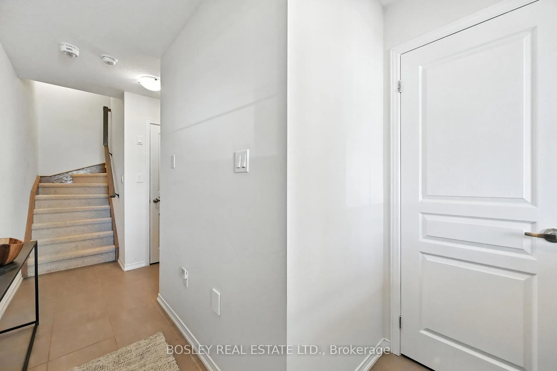 Photo 6 of 5016 Desantis Drive, Lincoln, Beamsville — HOMEH