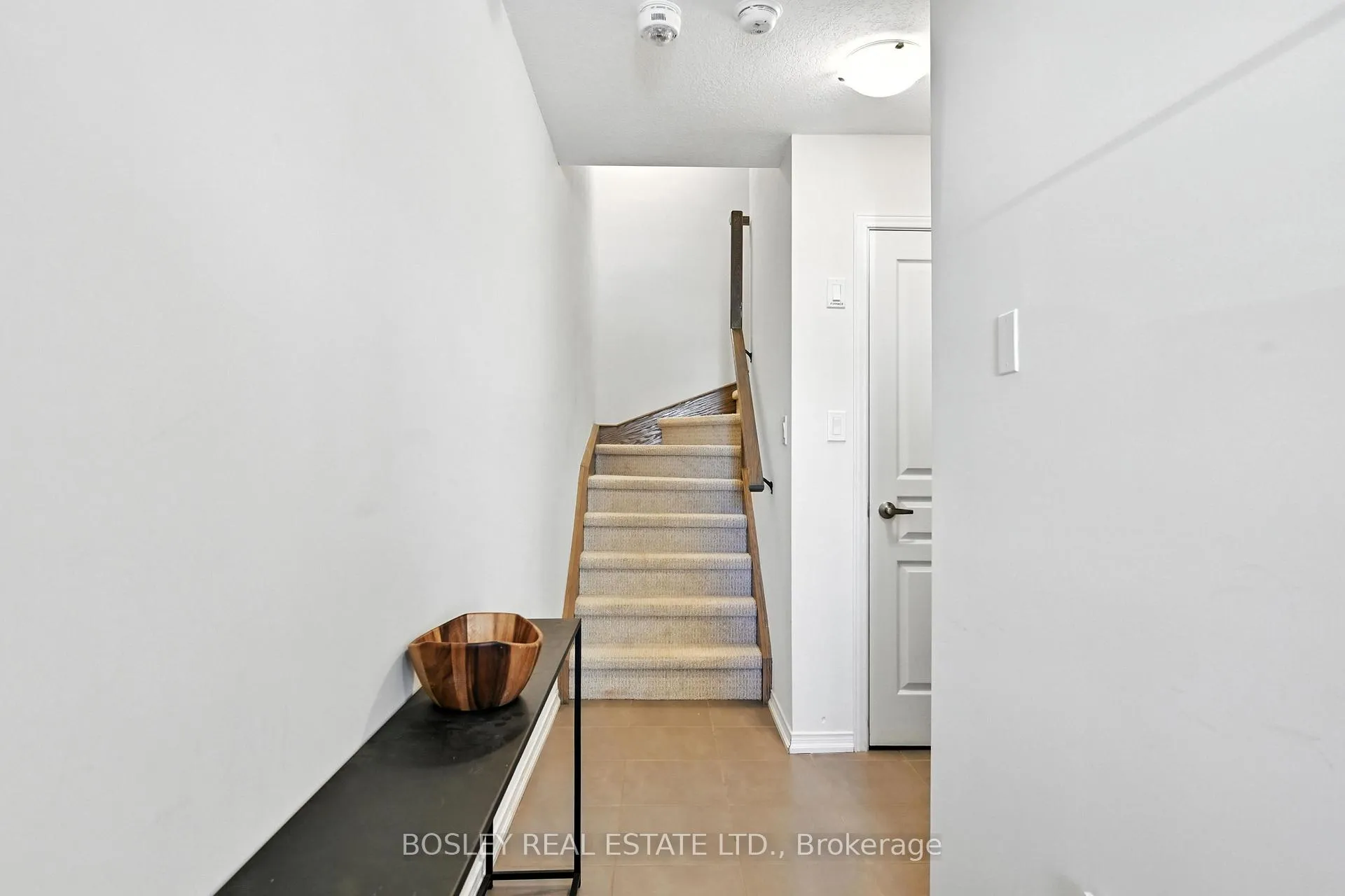 Photo 8 of 5016 Desantis Drive, Lincoln, Beamsville — HOMEH
