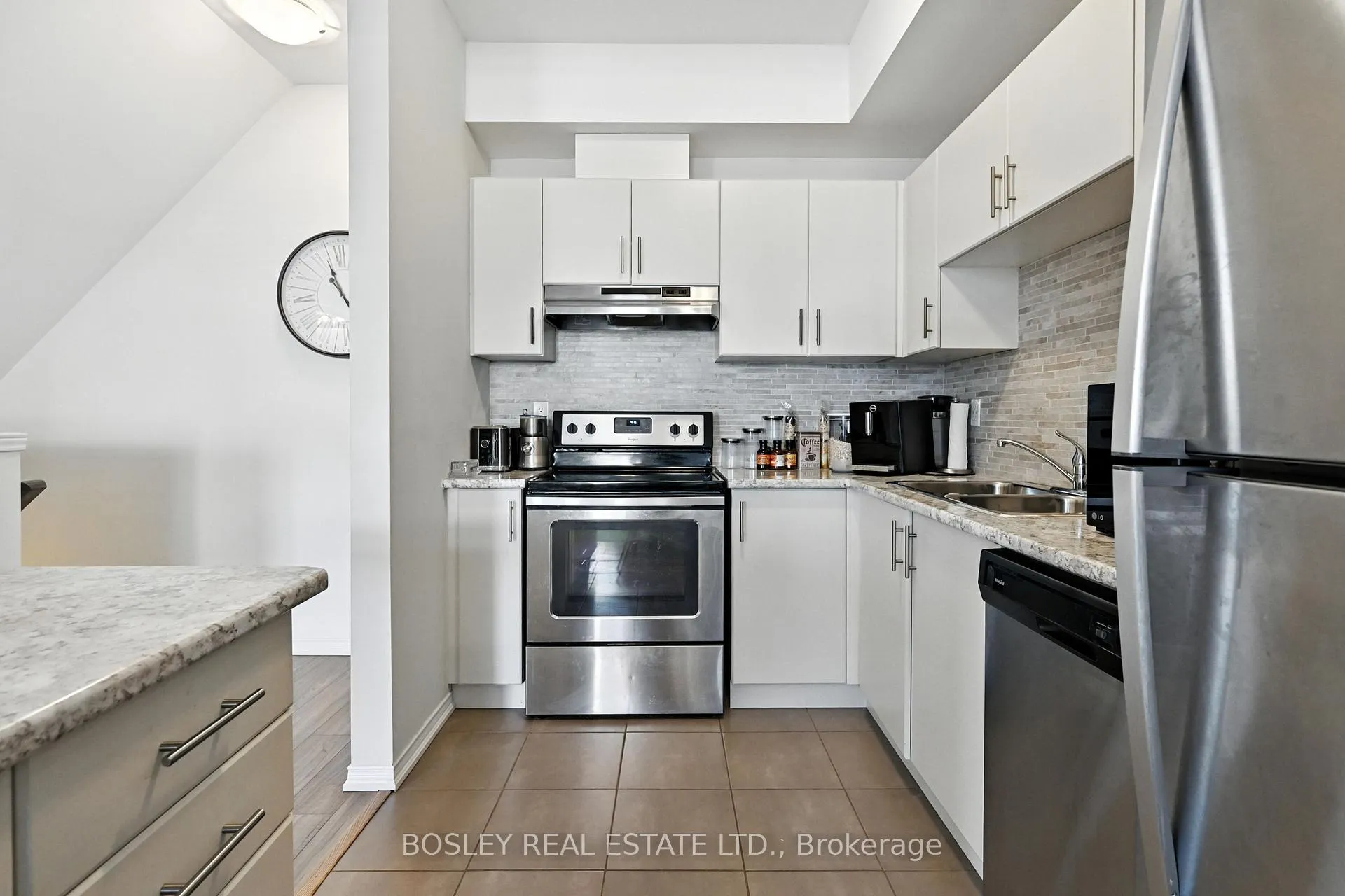 Photo 15 of 5016 Desantis Drive, Lincoln, Beamsville — HOMEH