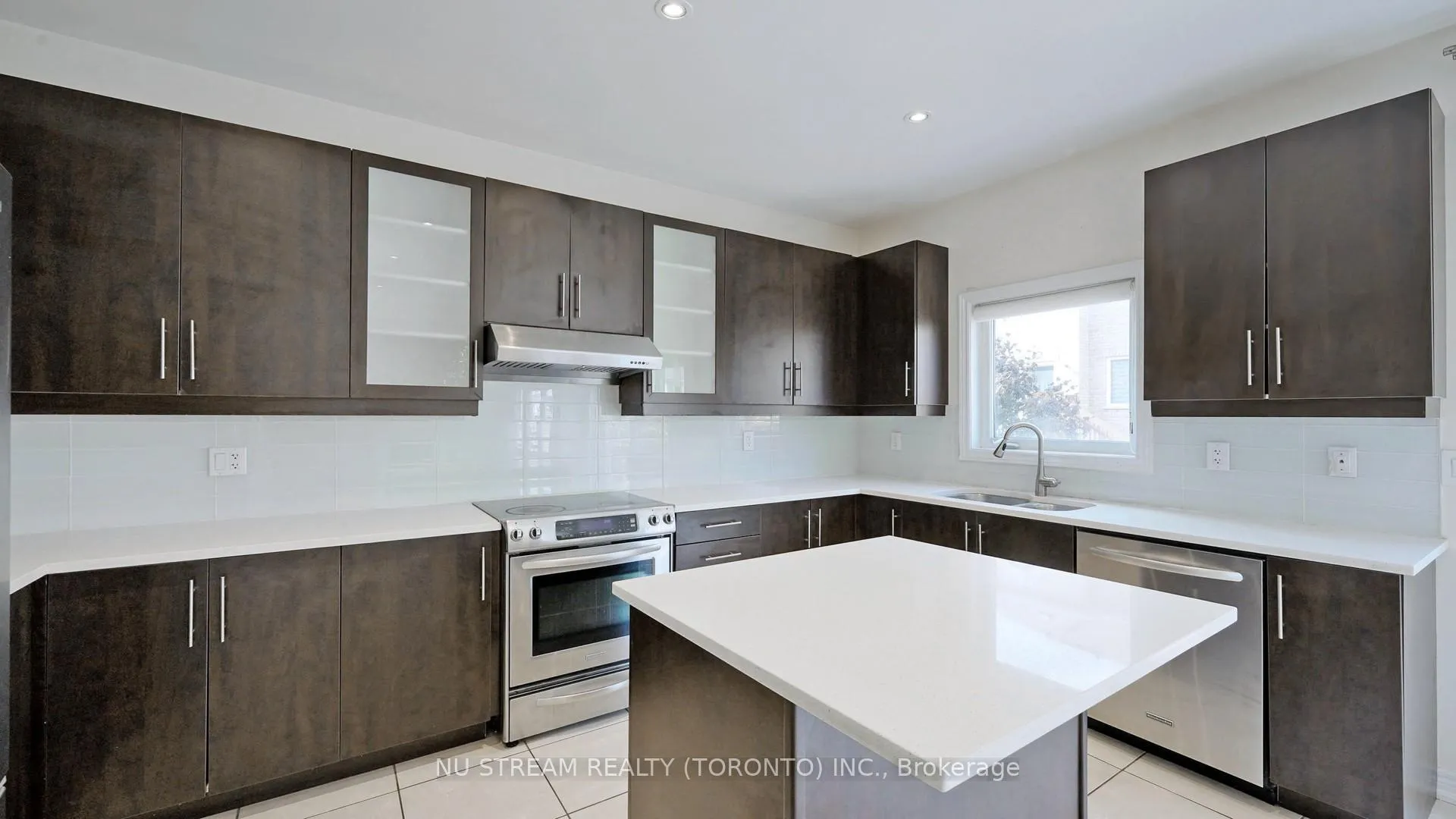 Photo 11 of 73 Serano Crescent, Richmond Hill, Jefferson — HOMEH