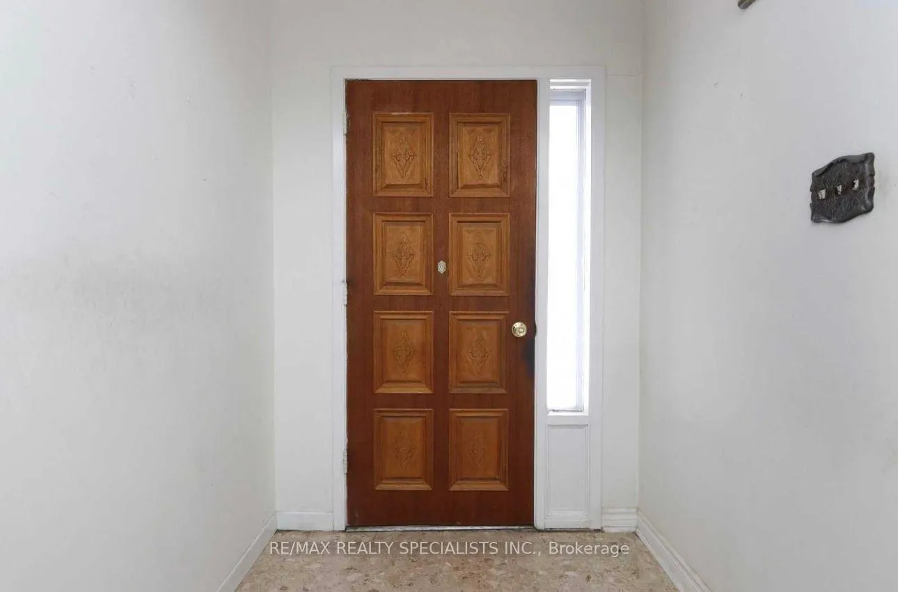 Photo 4 of Unit Main, 6 Earlton Court N, Brampton, Southgate — HOMEH