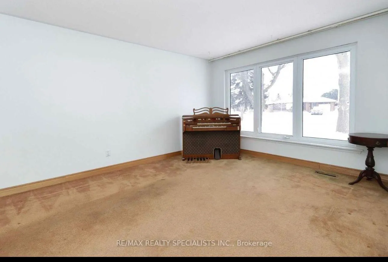 Photo 6 of Unit Main, 6 Earlton Court N, Brampton, Southgate — HOMEH