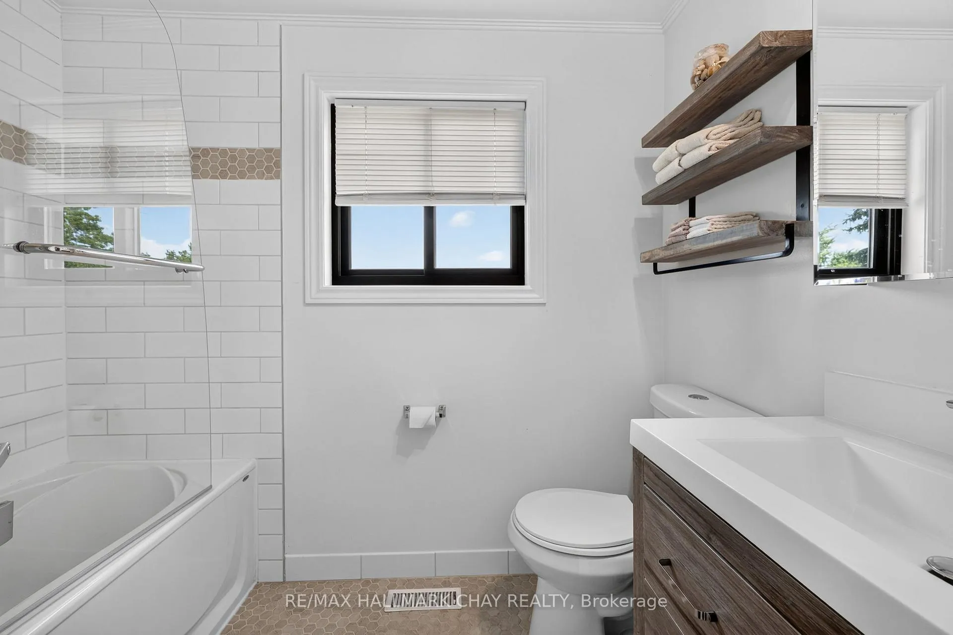 Photo 51 of 243 Letitia Street, Barrie, Letitia Heights — HOMEH