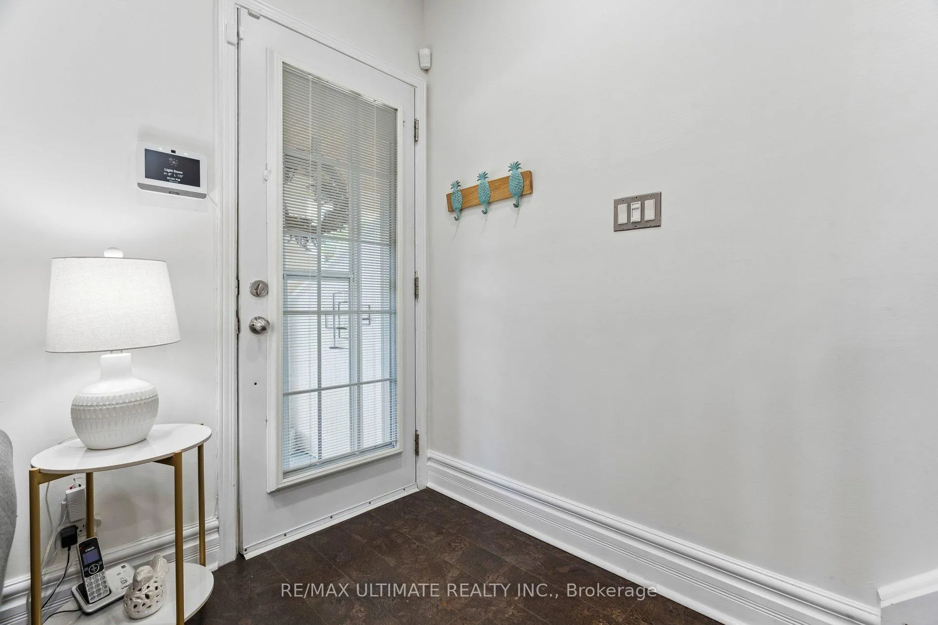 Photo 4 of 301 Kenilworth Avenue, Toronto, The Beaches — HOMEH