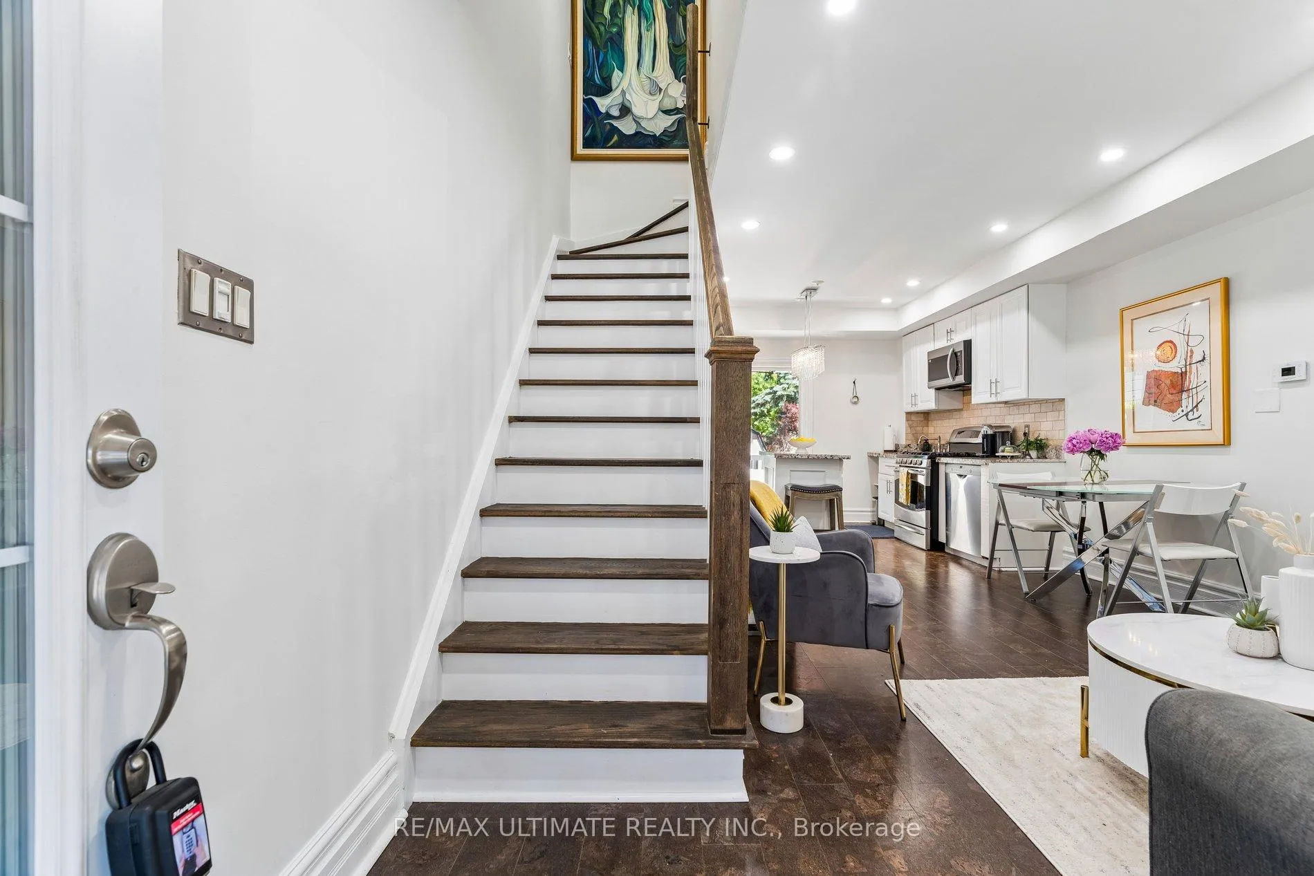 Photo 5 of 301 Kenilworth Avenue, Toronto, The Beaches — HOMEH