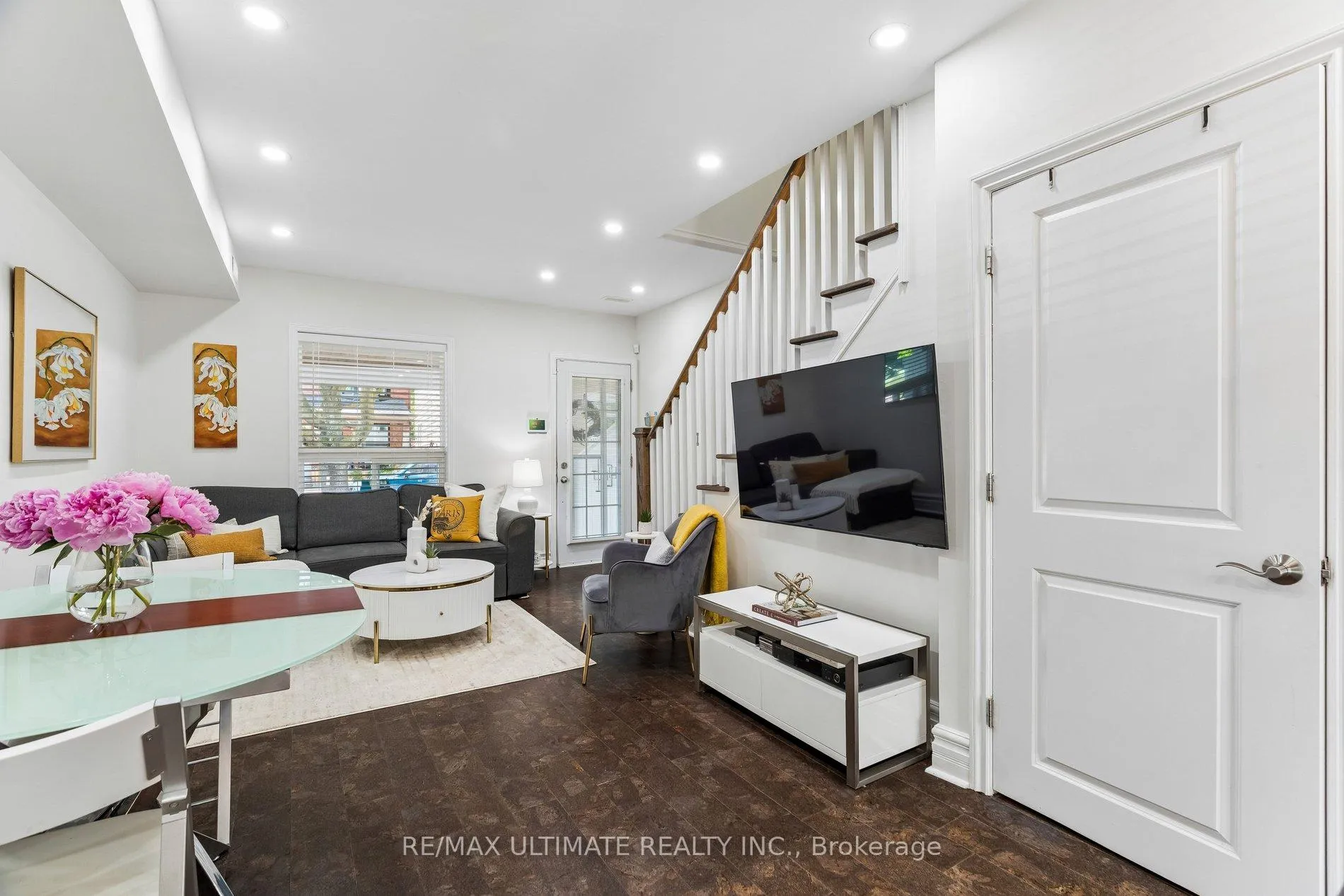 Photo 10 of 301 Kenilworth Avenue, Toronto, The Beaches — HOMEH