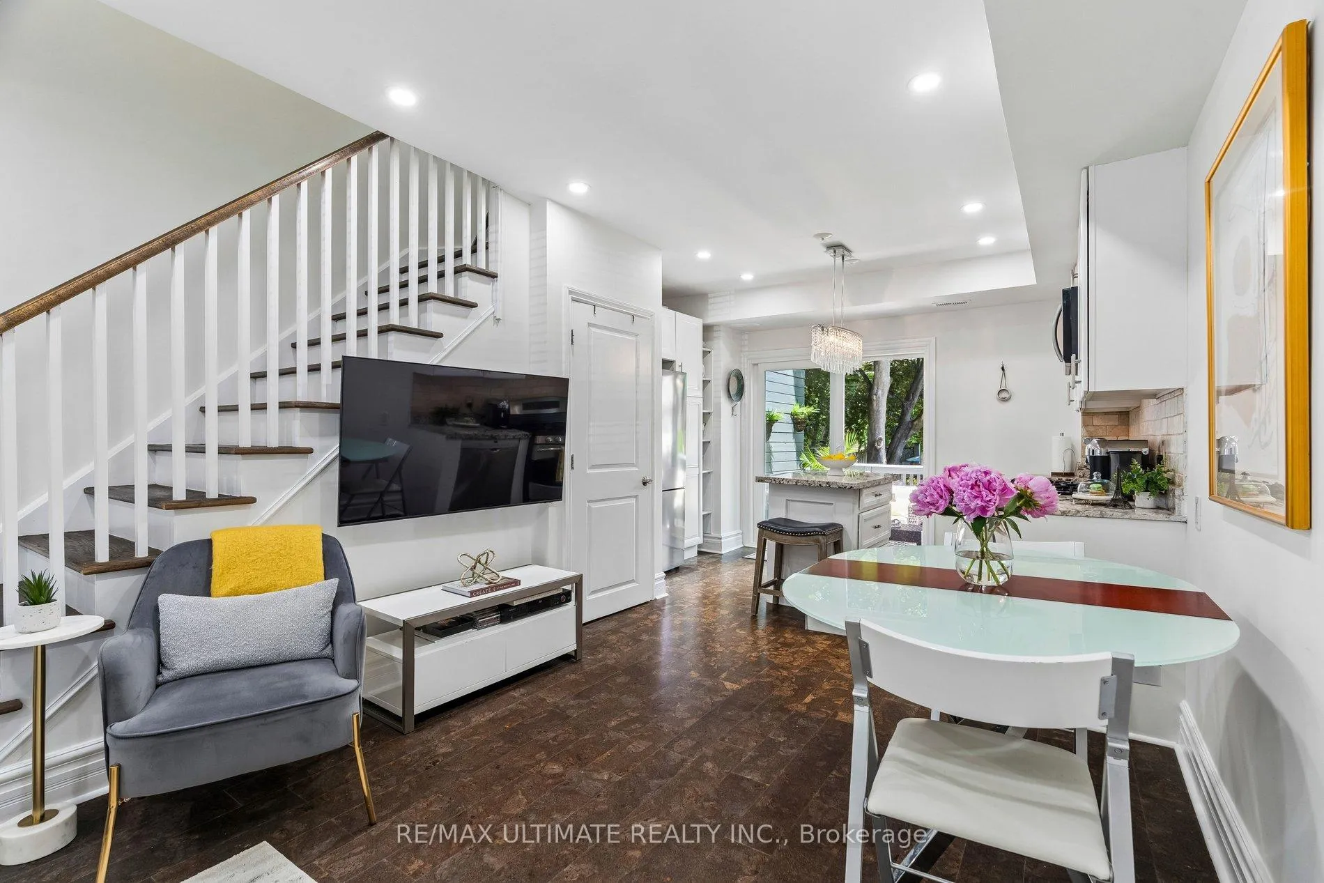 Photo 13 of 301 Kenilworth Avenue, Toronto, The Beaches — HOMEH