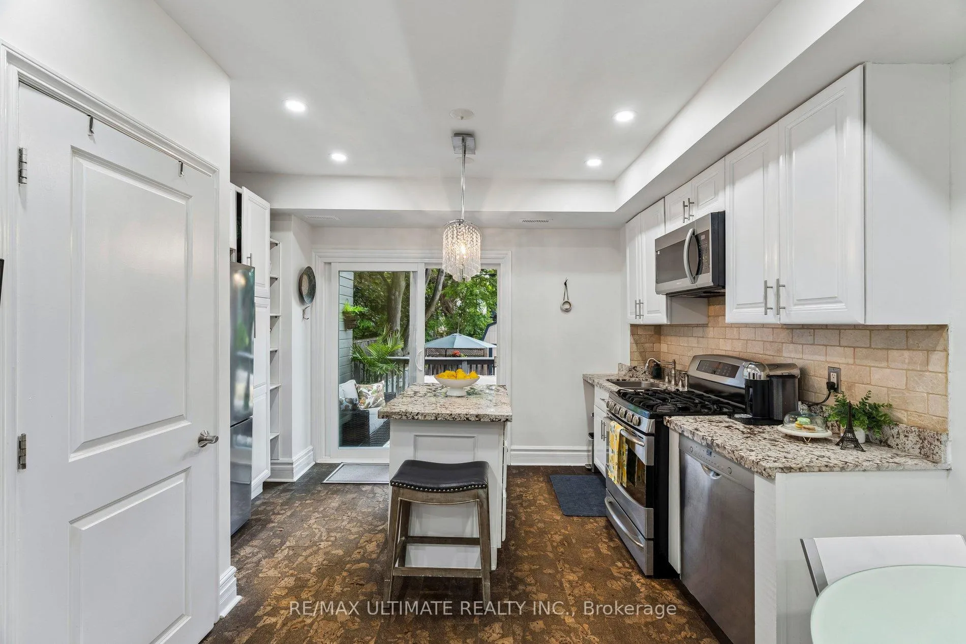 Photo 14 of 301 Kenilworth Avenue, Toronto, The Beaches — HOMEH