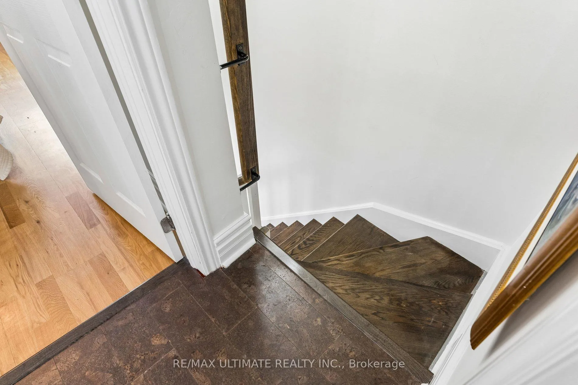 Photo 20 of 301 Kenilworth Avenue, Toronto, The Beaches — HOMEH