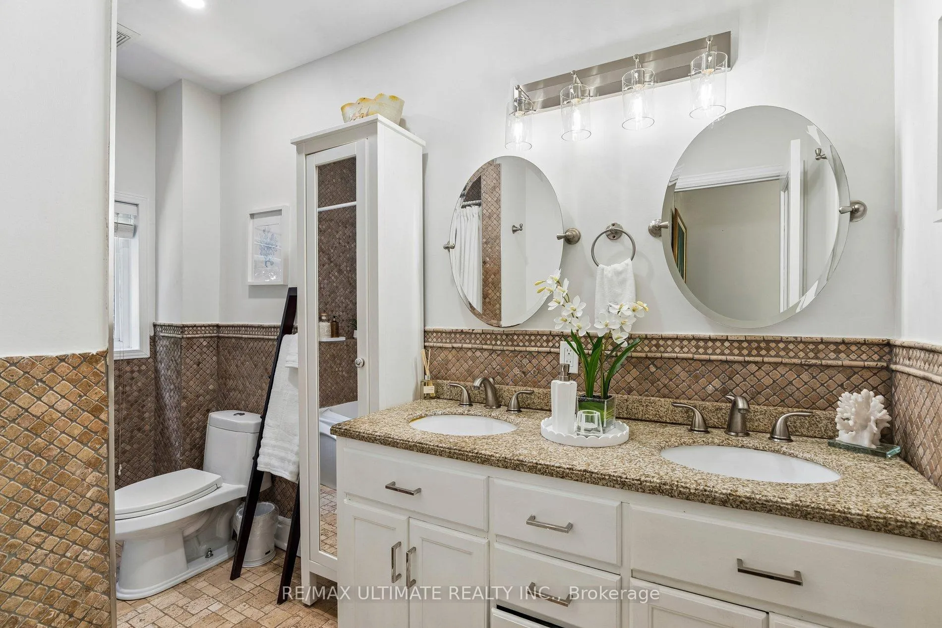 Photo 22 of 301 Kenilworth Avenue, Toronto, The Beaches — HOMEH