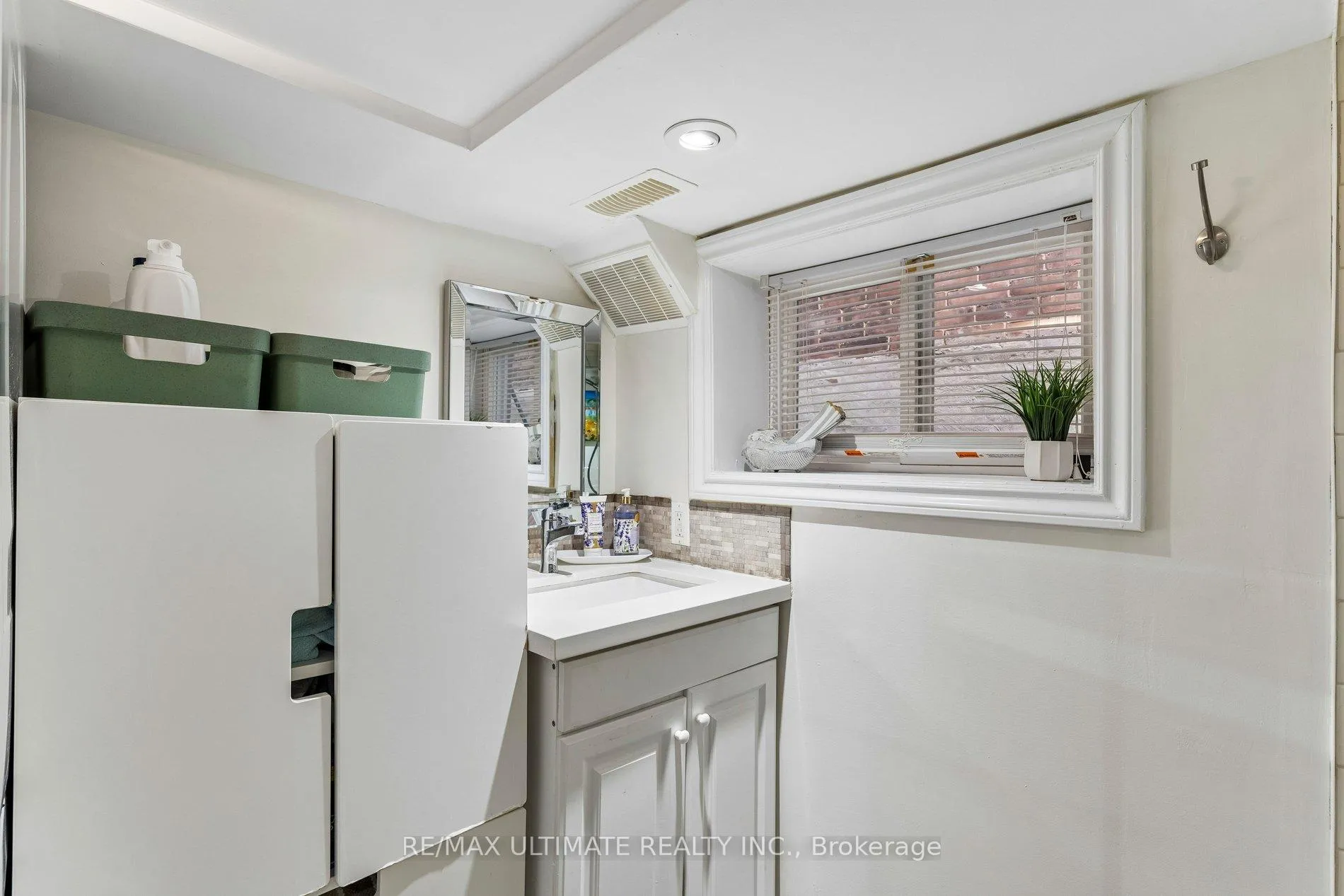 Photo 36 of 301 Kenilworth Avenue, Toronto, The Beaches — HOMEH